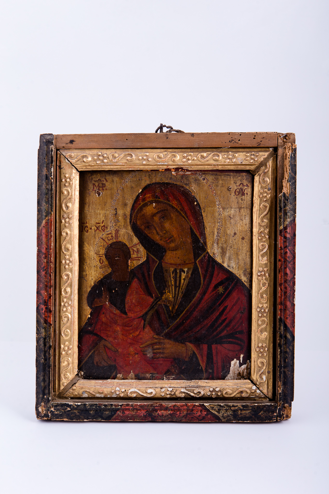 Maica Domnului ține în brațe Pruncul Iisus Hristos, care Binecuvântează cu mâna dreaptă și ține globul pământesc cu crucea, la dimensiune foarte mică, asemenea unui măr. Maica Domnului este înveșmântată în mantie cu maforion roșu stacojiu cu interiorul negru și ciupag auriu. Pruncul Iisus Hristos este înveșmântat în roșu sângeriu și negru interior, cu aureolă. Culorile Maicii Domnului reprezintă noblețea împărătească, suferința monahică și nădejdea bucuriei Învierii. Culorile Mântuitorului reprezintă suferința monahică și patima dureroasă a Jertfei. Fondul icoanei este auriu bizantin. Chipurile și trăsăturile fețelor sunt brune, întunecate cromatic, dar luminoase prin privire, atitudine și aureole. Cromatică: roșu stacojiu, roșu, brun, bej, auriu, negru. Inscripția din româno-chirilică se traduce MP IC XC Maica Domnului Iisus Hristos. Icoana este încadrată de o ramă dublă: interior, aurie, exterior, bicoloră - roșu, maro.