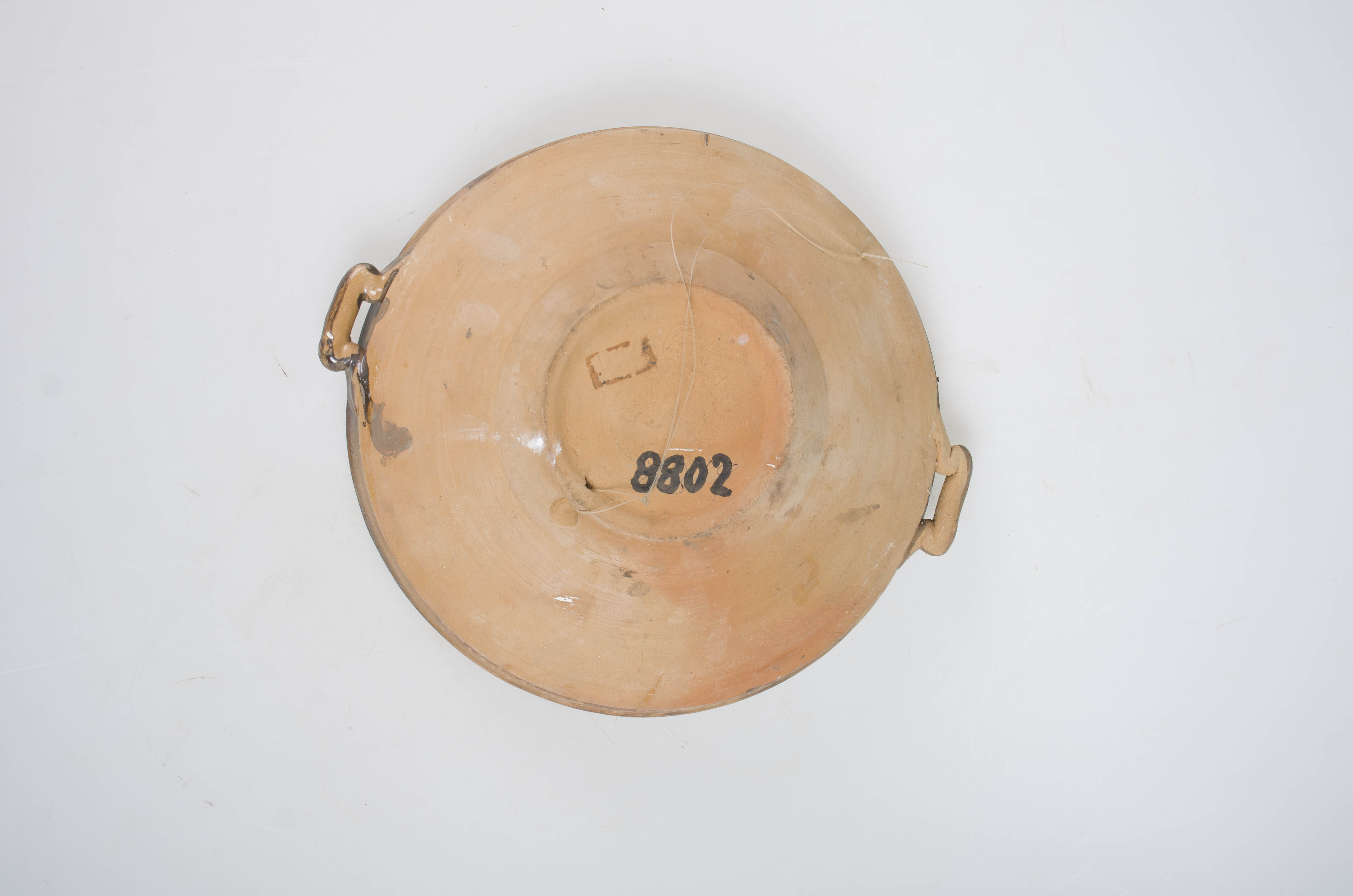 Vas ceramic tronconic având inel de sustinere din care pornesc pereții, cu marginea dreaptă și buza la fel. Ornamentele sunt dispuse pe toată suprafața și sunt realizate cu cornul. Pe fund o spirală și o bandă jirăvită delimitată de noua bandă jirăvită printr-o linie. Urmează o alta în șase colțuri având în interiorul fiecărui colț un ochi cu "altiță". Marginea ornamentată linear, buza având o linie ondulată. Pe fundul vasului apare numele meșterului și localitatea "Ogrezeanu Stelian - Horezu".