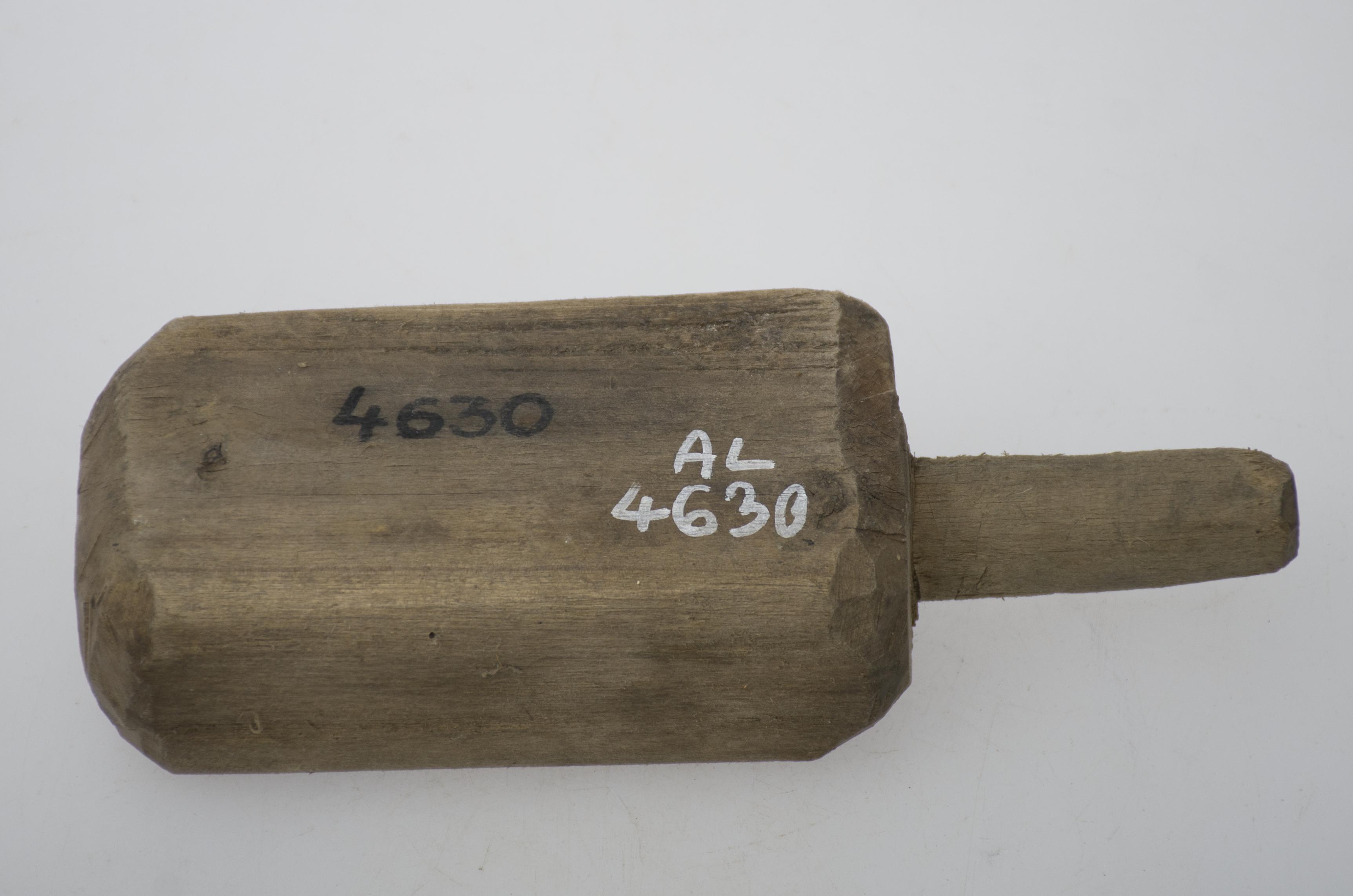 Vas scobit dintr-o bucată de lemn având un mâner. Forma este aproximativ paralelipipedică, cu o o scobitură având aceeași formă. Cromatică: culoarea patinată a lemnului. Prezintă uzură funcțională.