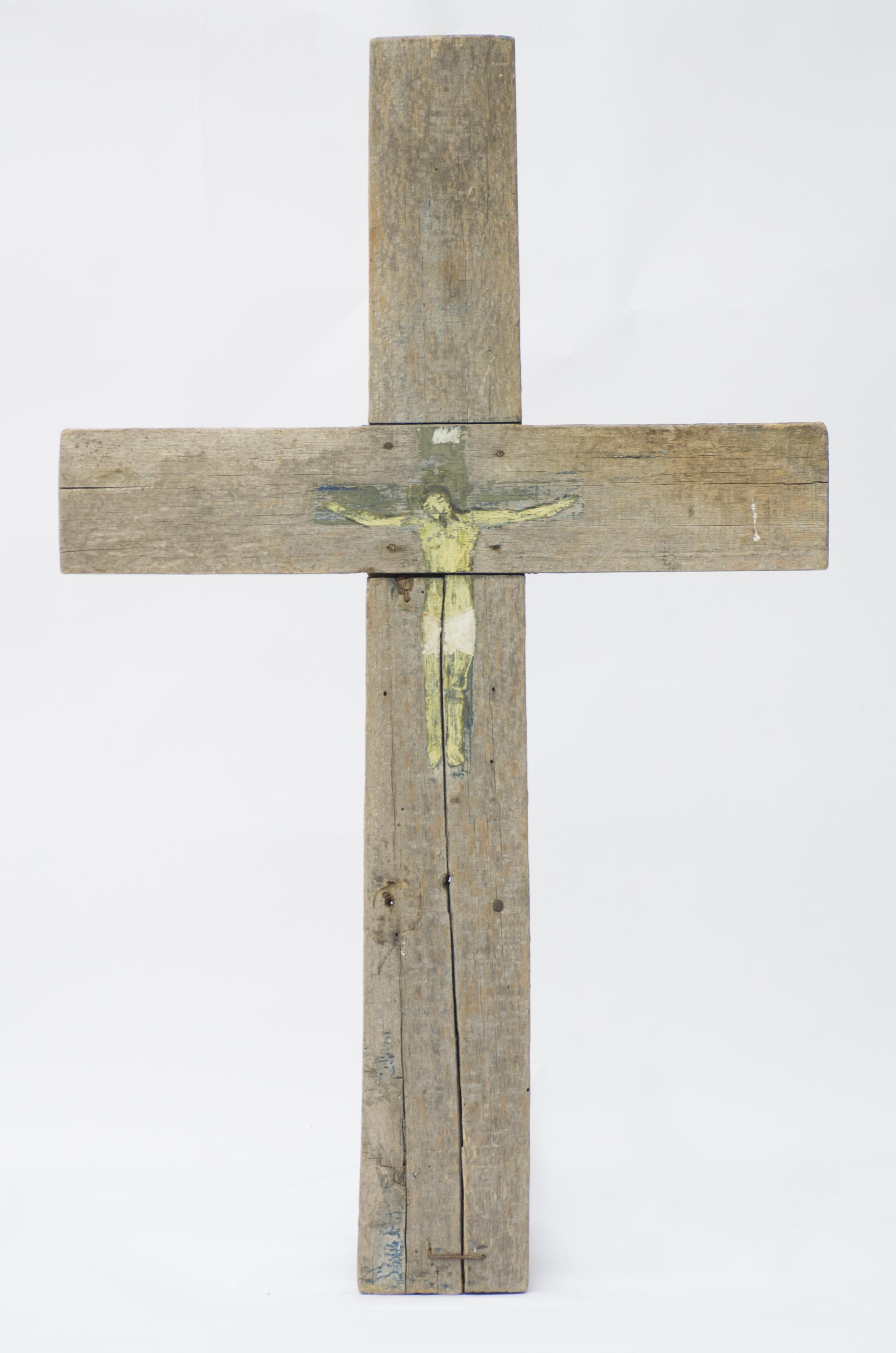 Cruce similară cu stâlp lung și bară scurtă. Este realizată din scândură (lemn de fag). Pictura inițială este ștearsă; se păstrează din temele iconografice inițiale doar Iisus pe Cruce. Cele două brațe sunt fixate rudimentar cu ajutorul cuielor. Brațele crucii nu prezintă nici un element decorativ sau sculptural. Prezintă exfolieri vizibile. Cromatica: galben; albastru; alb; maro; culoarea patinată a lemnului: uzură funcțională.