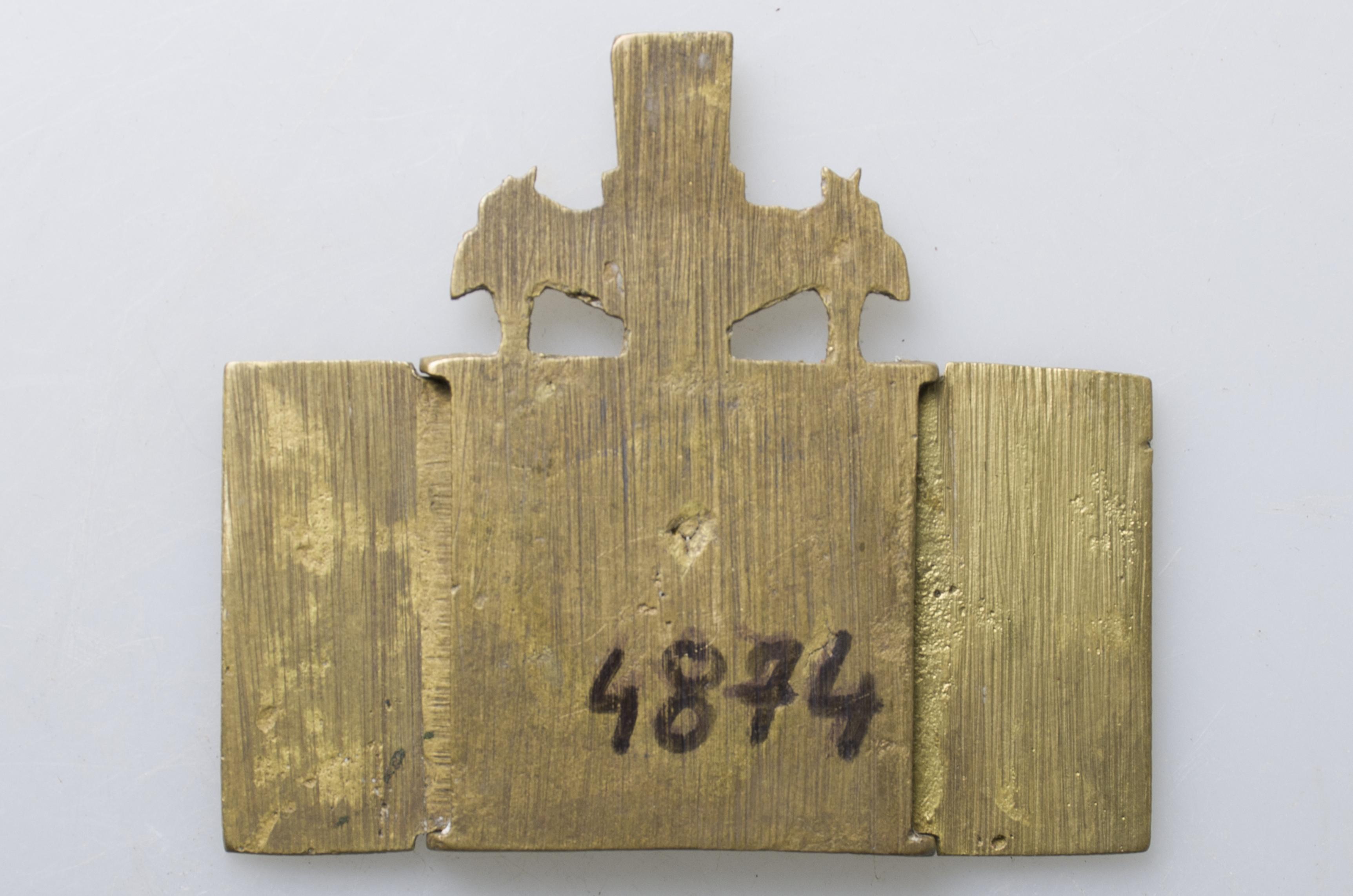 Piesa metalică este compusă din trei părți de formă rectangulară prinse între ele prin balamale. Pe frontispiciu este reprezentat capul lui Iisus, iar dedesubt Sfânta Treime, de o parte și de cealaltă cu heruvimi. În icoana centrală se află Maica Domnului ocrotitoare, cu brațele larg desfăcute, în dreapta ținând sceptrul, în jurul ei aflându-se un grup de personaje aflate în rugăciune. Pe aripa stângă se disting scenele intrării în Ierusalim și Prezentarea la Templu. Pe aripa dreaptă este reprezentată Coborârea la iad și Înălțarea. Cromatică: galben-auriu.
