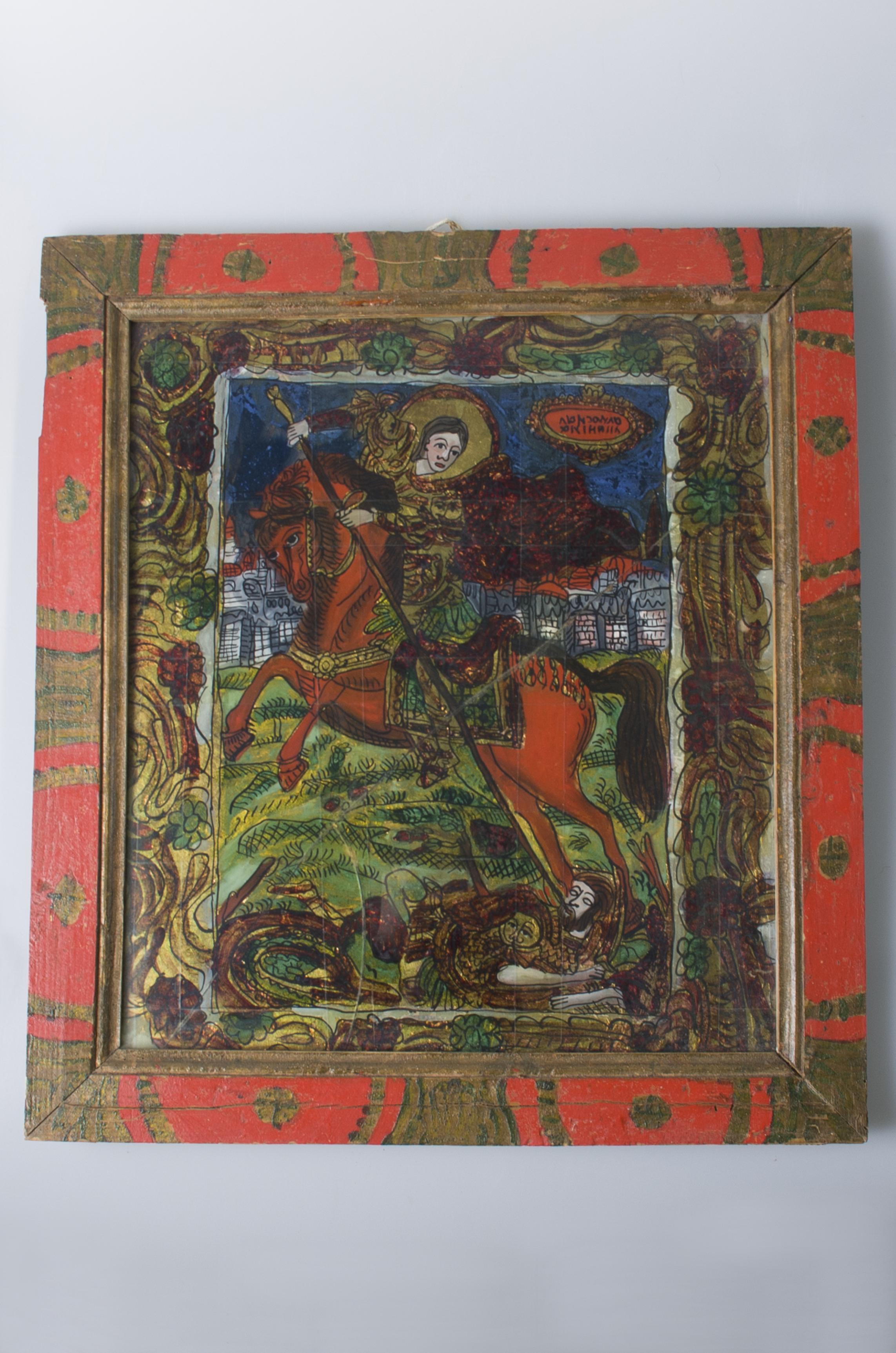 Icoana este pictată pe sticlă. Aceasta beneficiază de o ramă profilată, pictată cu roșu, verde și bleumarin. De jur împrejur, pe fond alb, distingem un ornament de flori și frunze, desen negru, cu pete verzi, o bandă pe fond auriu. Pe suprafața centrală este reprezentat un călăreț pe un cal roșu ce străpunge cu lancea o vietate culcată cu coadă de balaur (Sf. Gheorghe). Fundalul este reprezentat prin intermediul unui cer albastru. Cromatică: roșu, verde, bronz auriu, albastru.