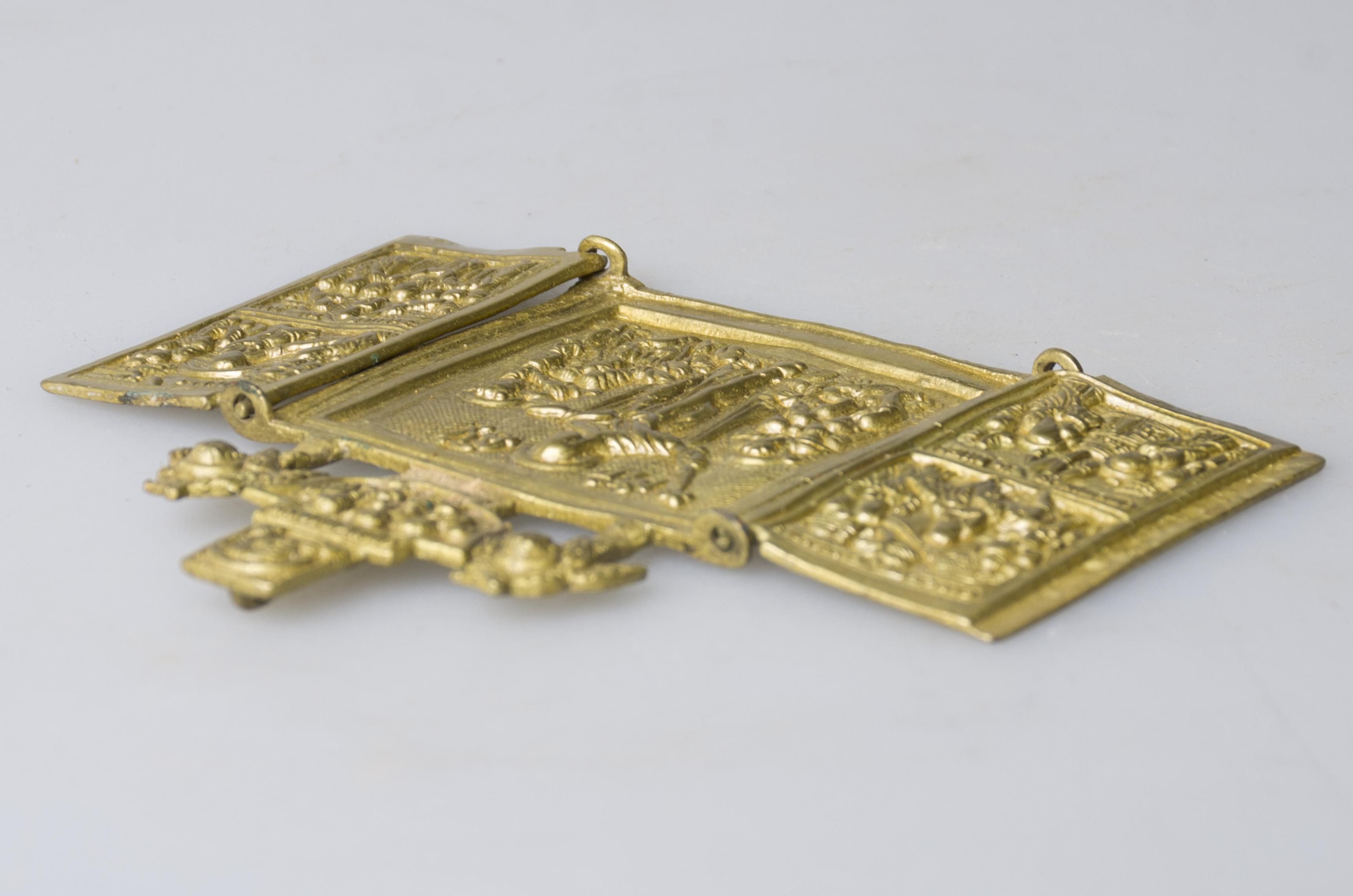 Piesa metalică este compusă din trei părți de formă rectangulară prinse între ele prin balamale. Pe frontispiciu este reprezentat capul lui Iisus, iar dedesubt Sfânta Treime, de o parte și de cealaltă cu heruvimi. În icoana centrală se află Maica Domnului ocrotitoare, cu brațele larg desfăcute, în dreapta ținând sceptrul, în jurul ei aflându-se un grup de personaje aflate în rugăciune. Pe aripa stângă se disting scenele intrării în Ierusalim și Prezentarea la Templu. Pe aripa dreaptă este reprezentată Coborârea la iad și Înălțarea. Cromatică: galben-auriu.
