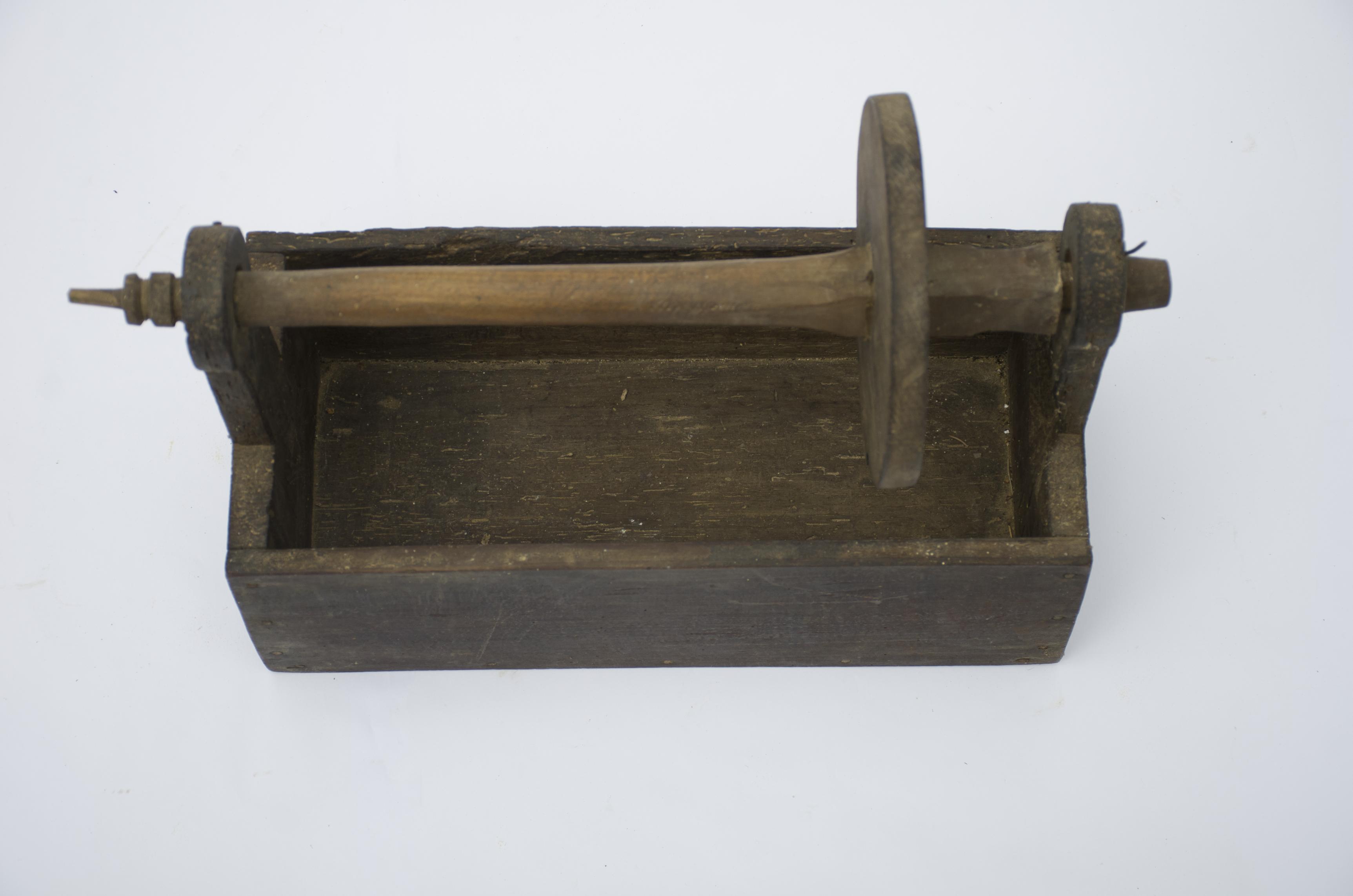 Sucala este compusă dintr-o cutie dreptunghiulară (secțiune), având două brațe verticale (de lemn) pe care este fixată, longitudinal, o tijă metalică pe care este fixată o roată de lemn cu D: 20 cm. În cutie se găsesc solii. Cromatică: culoarea patinată a lemnului; negru. Obiectul este nedecorat.