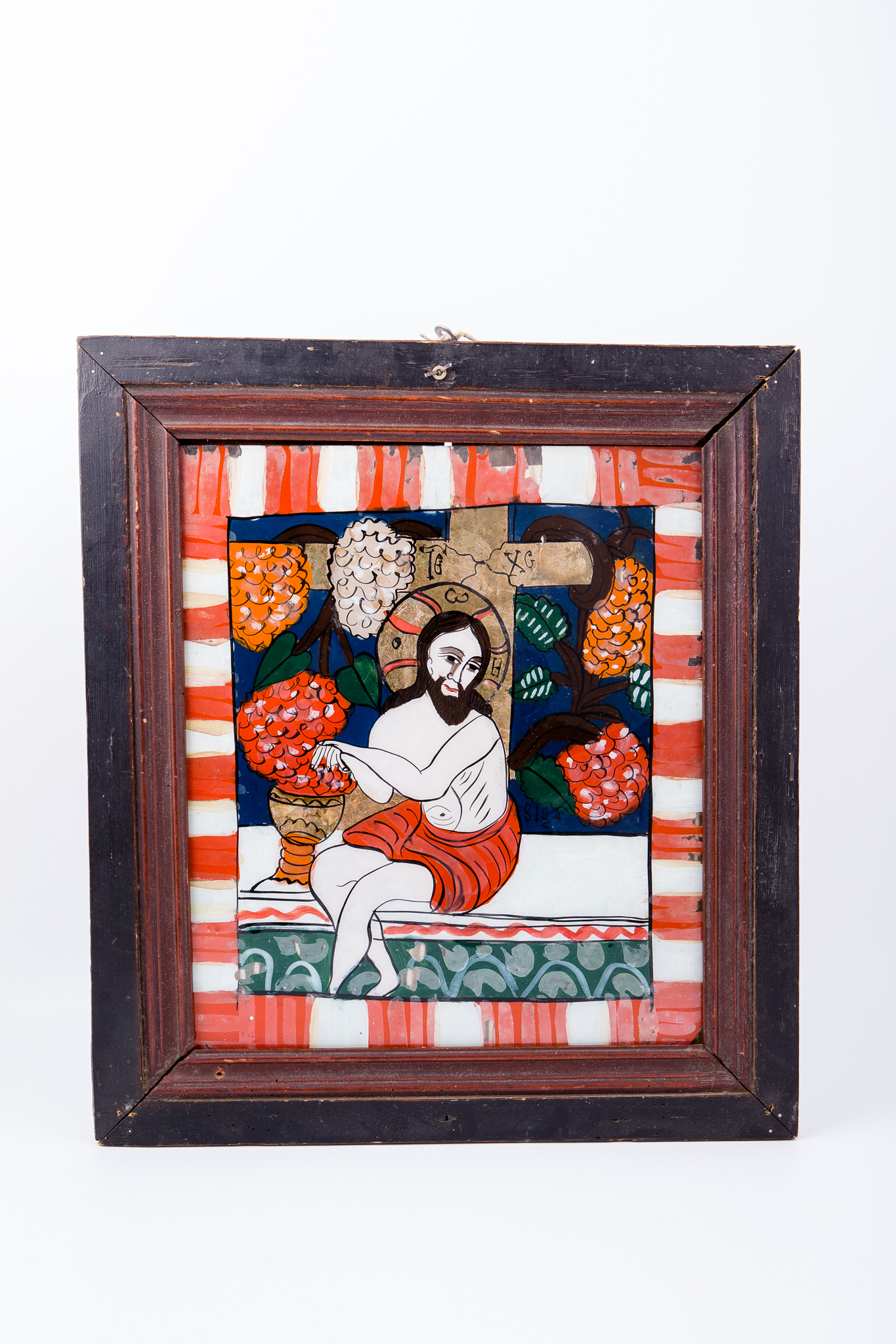 Mântuitorul Iisus Hristos este reprezentat, așezat fiind pe mormântul devenit masa de altar, unde se săvârșește Sfânta Jertfă. Din coasta străpunsă de suliță, pornește o coardă de viță-de-vie, încărcată cu frunze și 5 ciorchini de strugure. Aceste mlădițe reprezintă apostolii, care au propovăduit Sfânta Evanghelie a Lui Hristos. Ultimul ciorchine este stors de palmele Mântuitorului Iisus Hristos în Potirul Sfintei Împărtășanii. Este momentul Sfintei Euharistii! Domnul Iisus Hristos este îmbrăcat doar cu acoperământul roșu în jurul mijlocului și a coapselor, așa cum era pe cruce răstignit. Vița-de-vie reprezintă comuniunea între Dumnezeu și oameni. Durerea, jertfa, asumarea, dăruirea totală sunt prezente pe Chipul Mântuitorului. Tulpina viței-de-vie are ciorchini de strugure. Axa de semnificații este: sângele, strugurele, vinul. Mormântul, Masa de Altar au adeseori imaginea de ladă de zestre. Inscripția în chirilică este tradusă IC XC Iisus Hristos. Țesătura, pânza din jurul mijlocului Mântuitorului este roșie, ciorchinii de strugure sunt doi roșii, doi orange și unul gri deschis. Cromatica este armonioasă și vie: roșu vermillon, orange, gri, bronz, albastru ultramarin, albastru bleu-ciel, alb, negru. Inscripția din româno-chirilică se traduce IC XC Iisus Hristos. Icoana este o reprezentare foarte frumoasă de Țara Oltului.