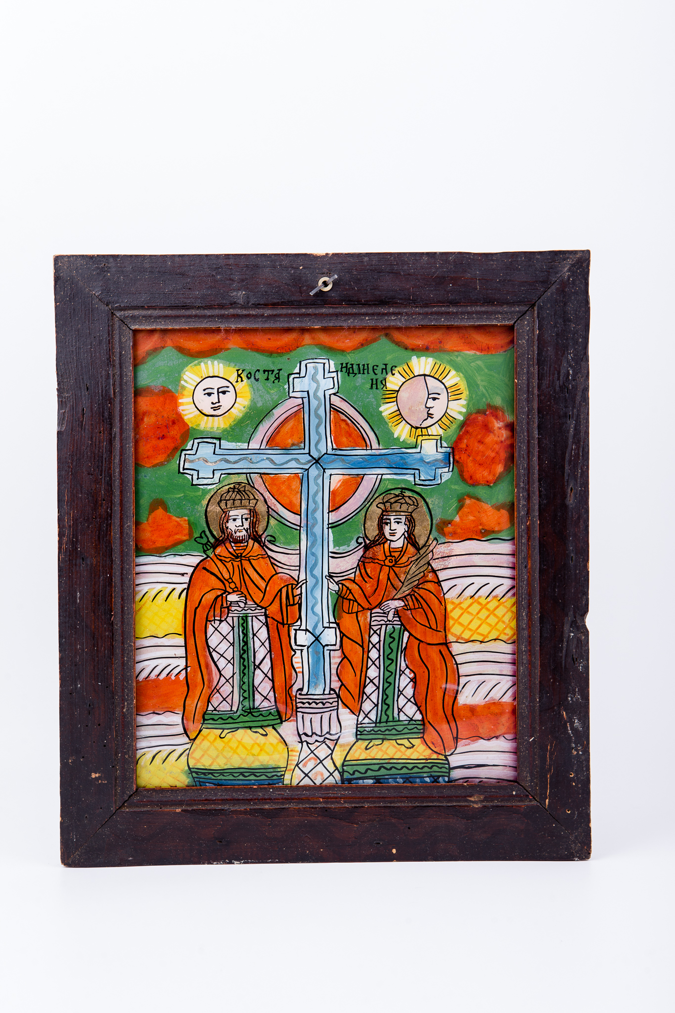 În centrul icoanei este Crucea, iar în dreapta crucii este Sfântul Împărat Constantin, și în stânga este Împărăteasa Elena, mama sa. Deasupra fiecăruia este inscripționat numele. Veșmintele sfinților împărați sunt pictate cu roșii vermillon, olive, kaki și verde mușchi de pădure. Poartă coroane împărătești și aureole de sfinți, mantiiile de împărați le au prinse la gât cu fibulă. Fondul este verde cu ruje roșii, din pete de culoare, reprezentând cerul și văzduhul de Duh Sfânt, cu trandafirii Pogorârii Duhului Sfânt la Praznicul Rusaliilor. În registrul inferior, este o alternanță de câmpuri paralele cromatizate cu alb, roșu, galben, roz. Cromatica este armonioasă și deschisă, ca de vară solară: roșu vermillon, verde spanac-avocado, olive, verde absint, brun, ocru, albastru, verde mușchi de pădure, alb, negru. Inscripția din româno-chirilică se traduce Constantin Elena. Icoana reprezintă pictura din Țara Oltului.