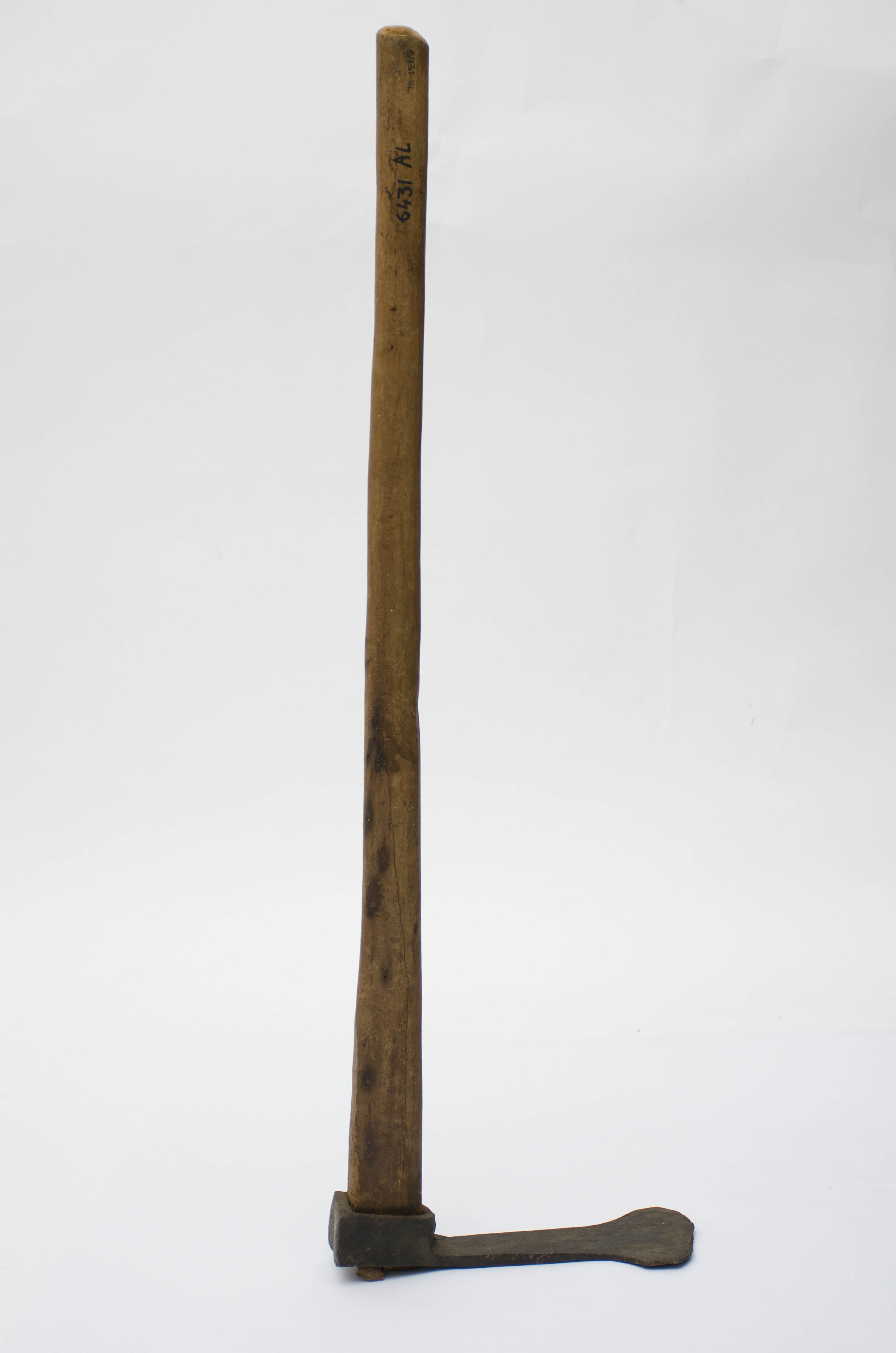 Piesă confecționată de un fierar local în forma unei lame (pene) metalice, lățită la bază de la o distanță de 7 cm unde atinge lățimea maximă (12 cm), lama se termină prin "muchea săpoiului" cu trei fețe în forma unor patrulatere în care se fixează coada. Folosită cu precădere la desțelenirea solurilor în pantă și la plantatul viilor