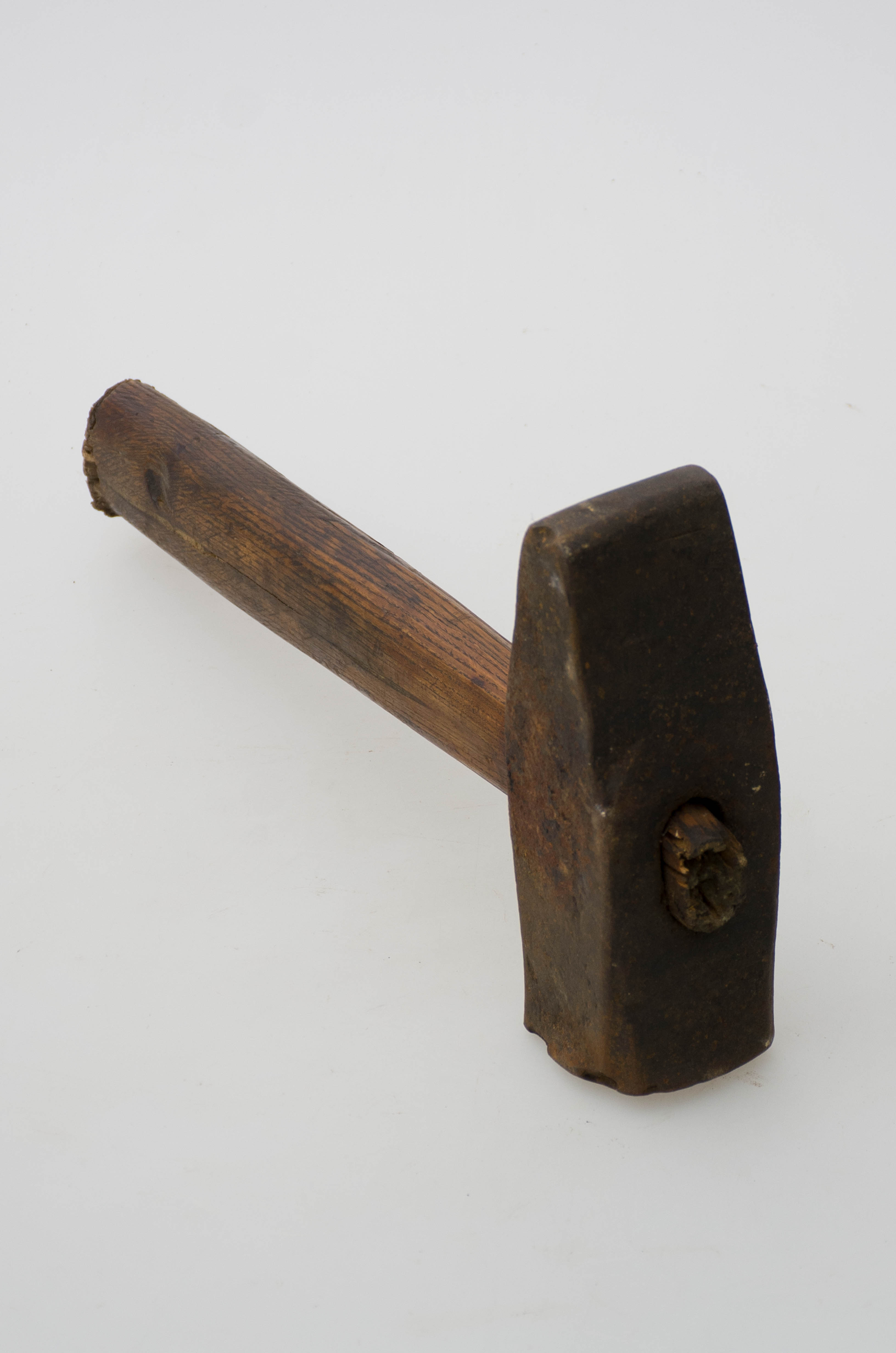 Piesă realizată în atelier meșteșugăresc confecționată din partea metalică, cu un capăt ascuțit și unul plat, acesta din urmă prezentând floare în urma loviturilor repetate. În zona mediană partea metalică este decupată cu un cap de înmănușare pentru prins coada din lemn. Cromatică: culoarea metalului; culoarea naturală a lemnului.