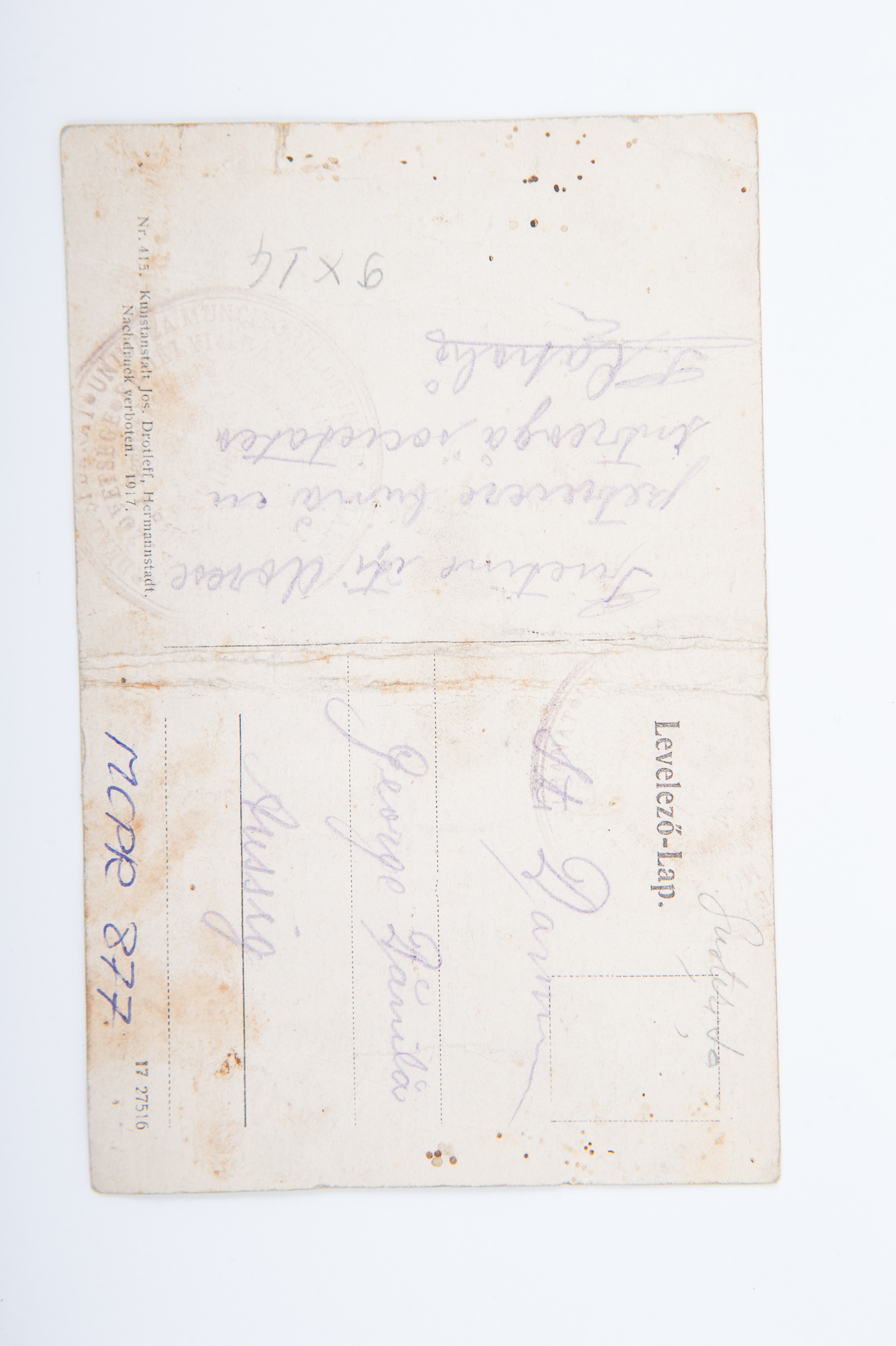 Fotografie de atelier, cu decor pictat și elemente de recuzită: masă, scaun, piese ceramice. Prezintă trei femei, dintre care una este așezată pe scaun. Sub imagine, pe hârtia tipografică text imprimat în limba germană și maghiară: Sächsische Bäuerinnen Hammersdorf / Szenterzsebeti szasz parasztasszonyok (Țărănci săsoaice din Gușterița) Urme de uzură funcțională: hârtia este îndoită. V: Rubricatură de carte poștală. Text imprimat în limba maghiar: „Levelezo - Lap” (Carte poștală) și în limba germană: „Nr. 415 / Kunstanstal Jos. Drotleff, Hermannstadt / Nachdruck verboten, 1917”. Însemnare manuscrisă în limba română, parțial descifrabil: „Gușterița / George Dănilă / Aussing / Prietene îți doresc petrecere bună cu întreagă societatea / semnătură indescifrabilă”. Ștampilă: indescifrabilă. Număr de Inventar MCPR 877.
