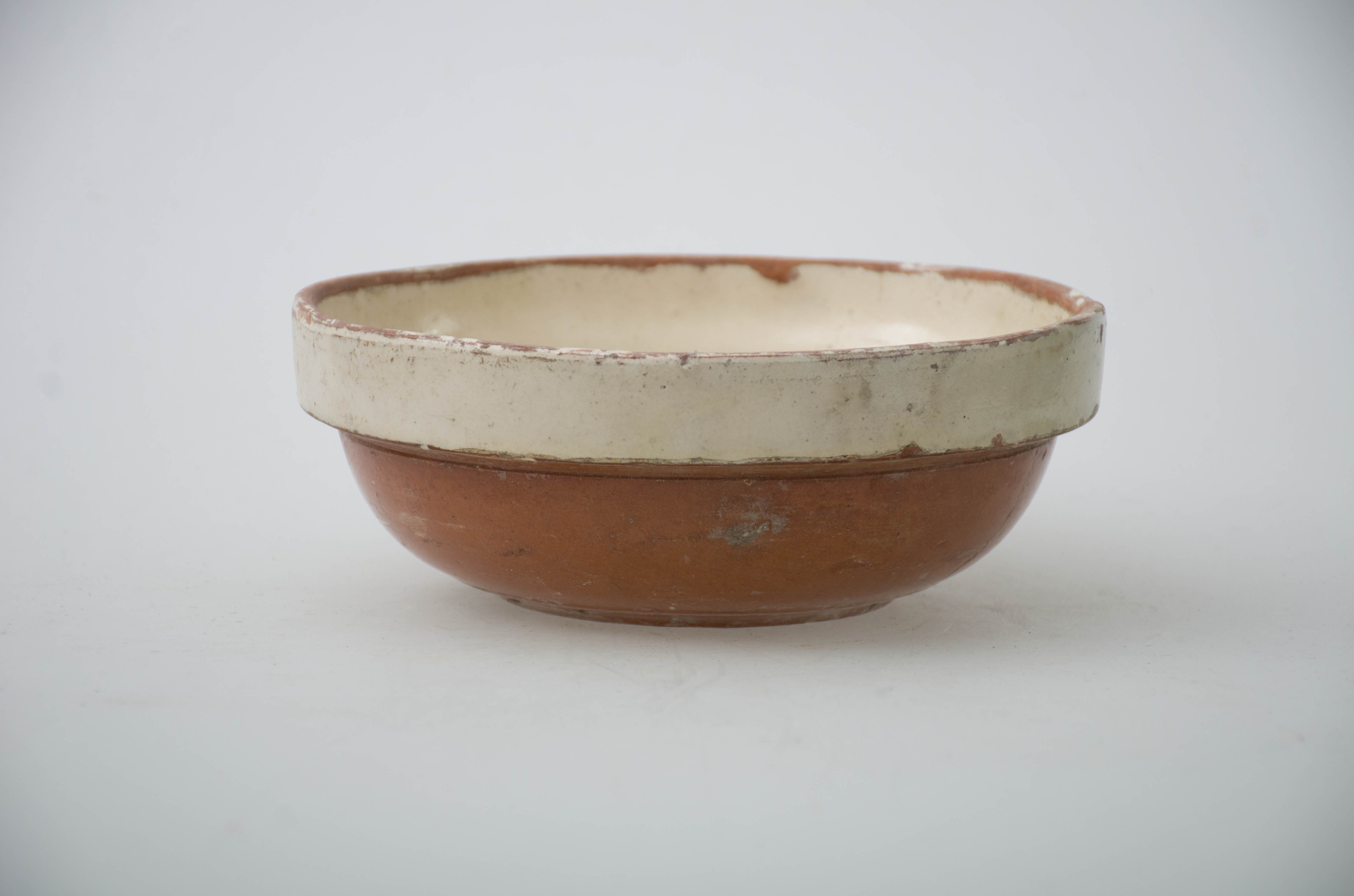 Vas ceramic de formă tronconică, foarte adâncită, cu buza înaltă și ieșită în afară față de corp; este smălțuit în interior și exterior (doar buza); în interior, în centru este decorat cu motive florale și fitomorfe, iar pe margine cu o linie; pe fund are marca Granitul No 8 (probabil numele cooperativei ceramice unde a fost realizat vasul), două cercuri concentrice; cromatica: fond interior alb, fond exterior maro; albastru, verde, maro, cărămiziu.