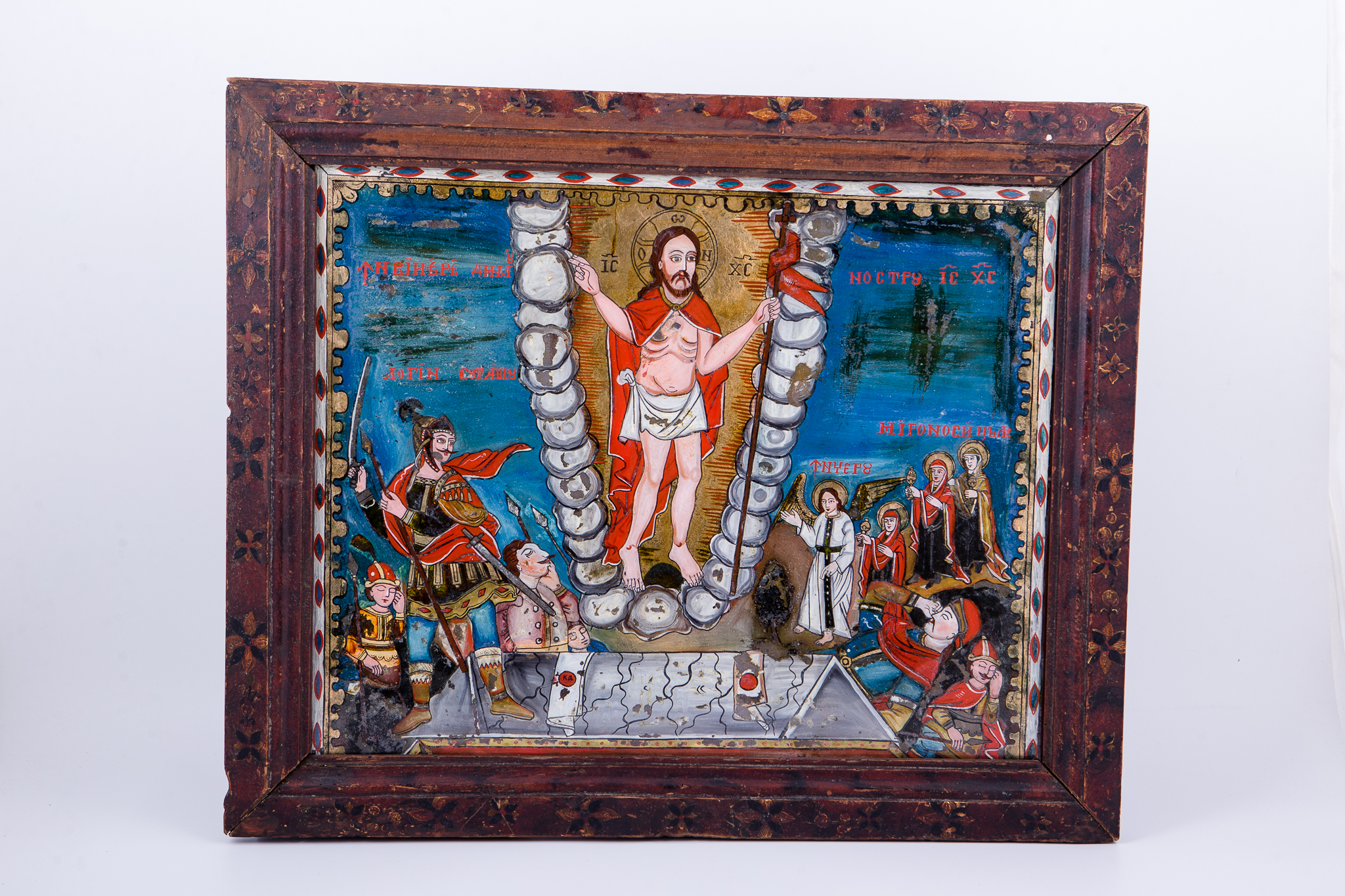 Învierea Domnului Iisus Hristos. Mântuitorul Iisus Hristos, ieșind din mormânt, Înviind, cu steagul biruinței în mâna stângă, zdrobește ușile iadului, cu mâna dreapta arătând și Binecuvântând. În stânga Mântuitorului este Îngerul Gavriil, care aducea Vestea Învierii Domnului. Îngerul a strigat…Vestea… și în urma lui vin cele trei femei mironosițe. Mântuitorul este înfășurat cu o mantie și roșie și o țesătură albă, în mijlocul coapselor și a mijlocului. Este pe o mandorlă de nouri albi, sugerându-se, astfel, deschiderea Cerurilor și poartă Lumina Învierii ca pe o mantie de aripi. Cei patru ostași adormiți sunt aruncați la marginea mormântului. Lateral dreapta Mântuitorului este sutașul Longhin, care a împuns Trupul Mântuitorului pe Cruce cu sulița în coastă, iar sângele și apa ce au izvorât au tămăduit ochii necredinței sutașului. Icoana aparține lui Savu Moga, din Arpașu de Sus, Țara Făgărașului. Are o cromatică vie: albastru regal, albastru ceruleum, roșu vermillon, roz, galben, roșu, roz, auriu. Inscripția în româno-chirilică se traduce Învierea Domnului Iisus Hristos Înviere Mironosițe Longhin sutașul.