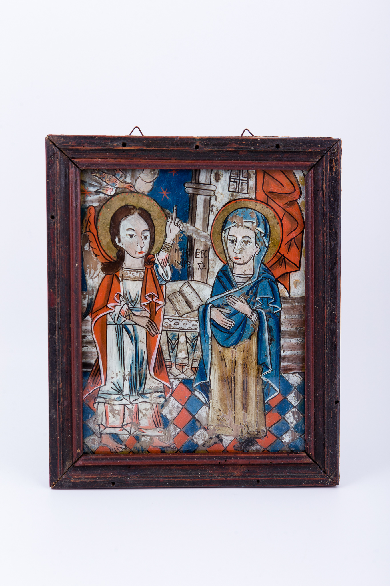 Sfântul Arhanghel Gavriil aduce Buna Vestire de bucurie Fecioarei Maria Maicii Domnului, dăruindu-i o floare de crin. Maica Domnului primește bucuria cu amândouă mâinile, ca într-o îmbrățișare. În centrul icoanei este pictată o masă, pe care este așezată o carte de rugăciuni, preînchipuind Masa Altarului de Jertfă. Maica Domnului este îmbrăcată în mantie cu omofor și maforiom albastru regal și sacos brun-bej. Sfântul Arhanghel Gavriil este îmbrăcat în ivoriu-crem și roșu vermillon, fiind desculț. Cu mâna stângă arată spre raza de lumină, pe care se pogoară Duhul Sfânt, sub forma porumbelului alb. În registrul îndepărtat sunt elemente de arhitectură: oraș, casă, biserică. Coloana arhitecturală, din registrul central îndepărtat este oblică, aplecată. Spațialitatea este desenată cu alb și albastru - Văzduhul. Căldura interiorului și intimitatea narațiunii sunt sugerate și de drapajul unduios al unei draperii roșii. Porumbelul, aduce raza de lumină Maicii Domnului, lumina de la Dumnezeu-Tatăl, astfel Pogorându-Se Sfântul Duh. Cerul este albastru ceruleum, ușor închis, ca de noapte, cu stele roșii. Registrul inferior este acoperit de o pardoseală alb-albastră-roșie. Pământul și Cerul se rotesc, prin alternața cromatică; rotirea este sugerată și prin silueta oblică a coloanei arhitecturale. Armonia cromatică este metaforică și blând de luminoasă: roșu vermillon, albastru regal și ceruleum, ivoriu, gri nisipiu, brun, alb, negru. Atmosfera este de o intimitate spirituală diafană. Pictura Țării Făgărașului este cu totul cuprinsă în această temă iconografică descrisă. Într-adevăr este BunaVestire. Finețea desenului și delicatețea cromatică aduc bucurie ochiului și sufletului. Inscripția BunaVestire este în chirilică. Ceea ce este inedit în această icoană sunt trăsăturile chipurilor și prezența stelei lui David, cu șase colțuri, steaua evreiască.