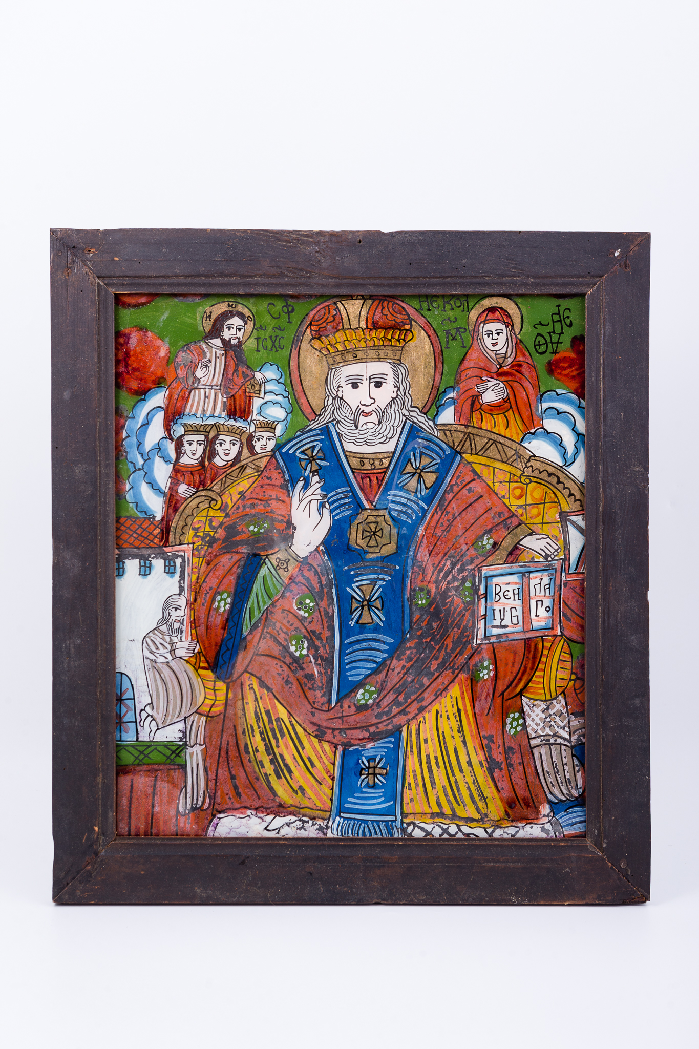 Sfântul Mare Ierarh Nicolae, făcător de minuni, îmbrăcat în veșminte liturgice, de ierarh, sacos galben, felon rosu, cu interiorul galben și epitrahil-patrafir albastru cu trei cruci. Felonul roșu este frumos ornamentat cu flori alb-verzi. Ține în mâna stângă Sfânta Evanghelie deschisă și cu dreapta Binecuvântează. Este unul dintre cei mai populari și iubiți sfinți, ocrotitor al caselor, familiilor și copiilor. Are barbă lungă, albă și mithră arhierească și aureolă. În registrul îndepărtat, sunt reprezentate cele trei fete în fața casei și tatăl fetelor fiind îngenuncheat în fața Sfântului Nicolae, mulțumindu-i pentru minunea săvârșită. Și fetele și tatăl sunt îmbrăcați în roșu, culoarea patimii și a durerii. Fondul este verde, în registrul superior. În registrul superior, sunt Dumnezeu-Tatăl și Maica Domnului, pe mandorle de nouri albi-albaștri, binecuvântând și ocrotind. Elemente de draperie ondulatorie încadrează narațiunea, în partea superioară. Atmosfera este senină, de bucurie. Desenul este fin conturat. Cromatica: galben-chihlimbar, roșu vermillon, albastru cobalt și bleu ciel, verde spanac-avocado, auriu, alb. Inscripția din româno-chirilică se traduce Sf Nicolae IC XC Iisus Hristos MP Maica Domnului. Icoana este de Șcheii Brașovului, Țara Oltului.