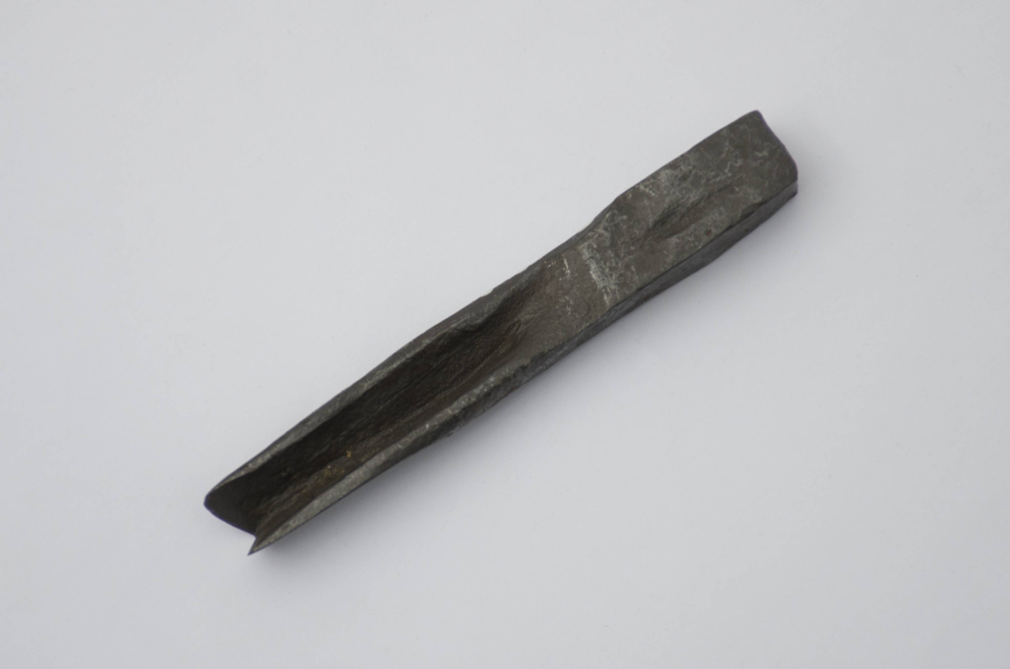 Unealtă de uz meșteșugăresc, folosită pentru cioplit și tăiat, pe suporturi metalice. Piesa metalică realizată prin forjare, în atelierul rural are corpul pătrat în secțiune la una din laturi, cealaltă latură fiind aplatizată și ascuțită, formând o zonă activă, în 2 muchii, în forma V. Prezintă urme de uzură. Cromatică: culoarea metalului.