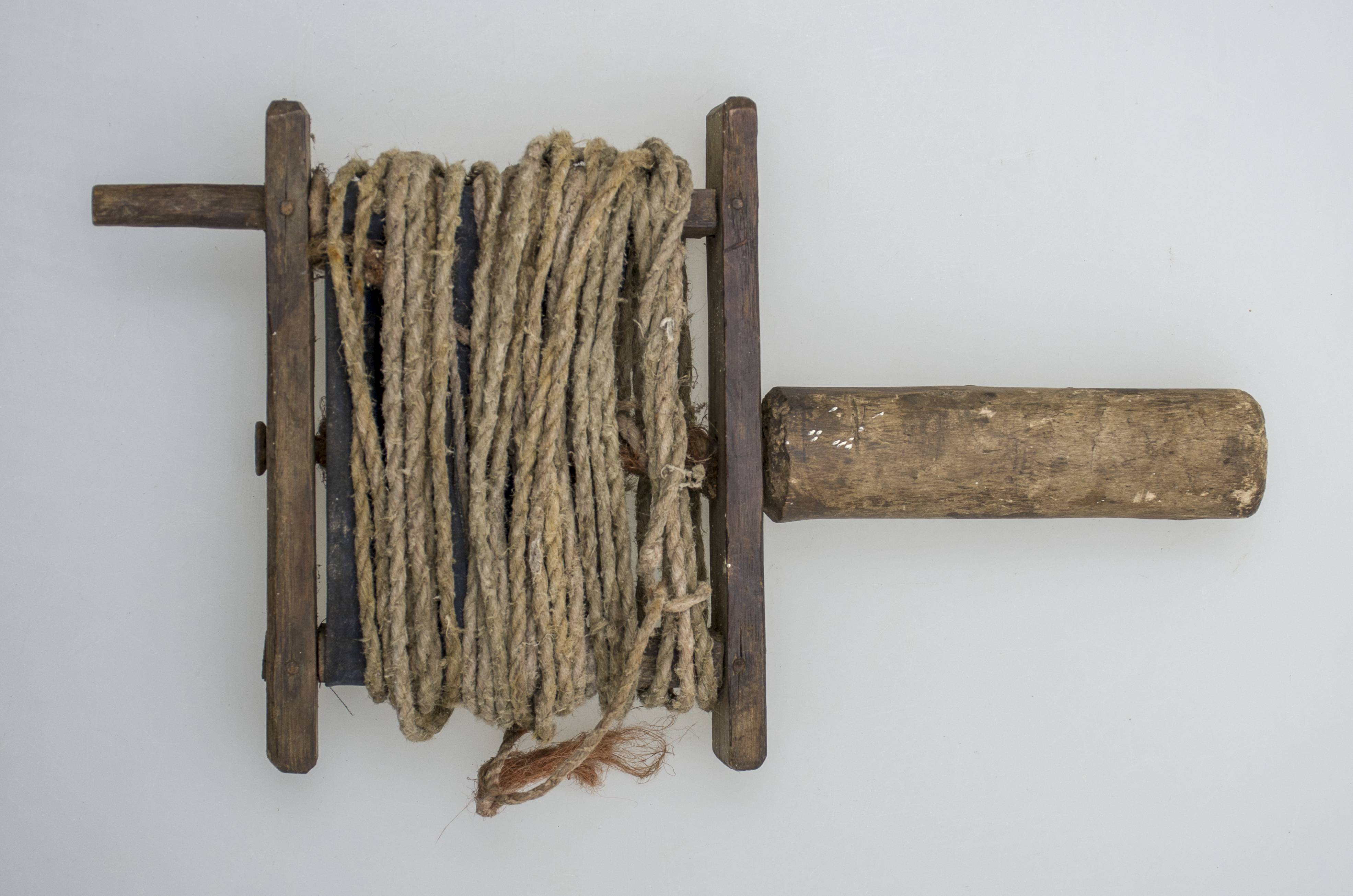 Obiect de uz meșteșugăresc, format din: suportul din lemn de salcâm și salcie, și sfoara depănată. Suportul patrulater, realizat prin baterea de cuie metalice; are laturile orizontale alungite la capete, iar una din laturile verticale este alungită în extremitatea superioară. La mijlocul laturii inferioare a foat atașat un mâner circular rotativ, din lemn de salcie. Pe suportul din lemn a fost depănată sfoara împletită din fibră de cânepă. Prezintă uzură funcțională. Cromatică: culoarea patinată a lemnului.