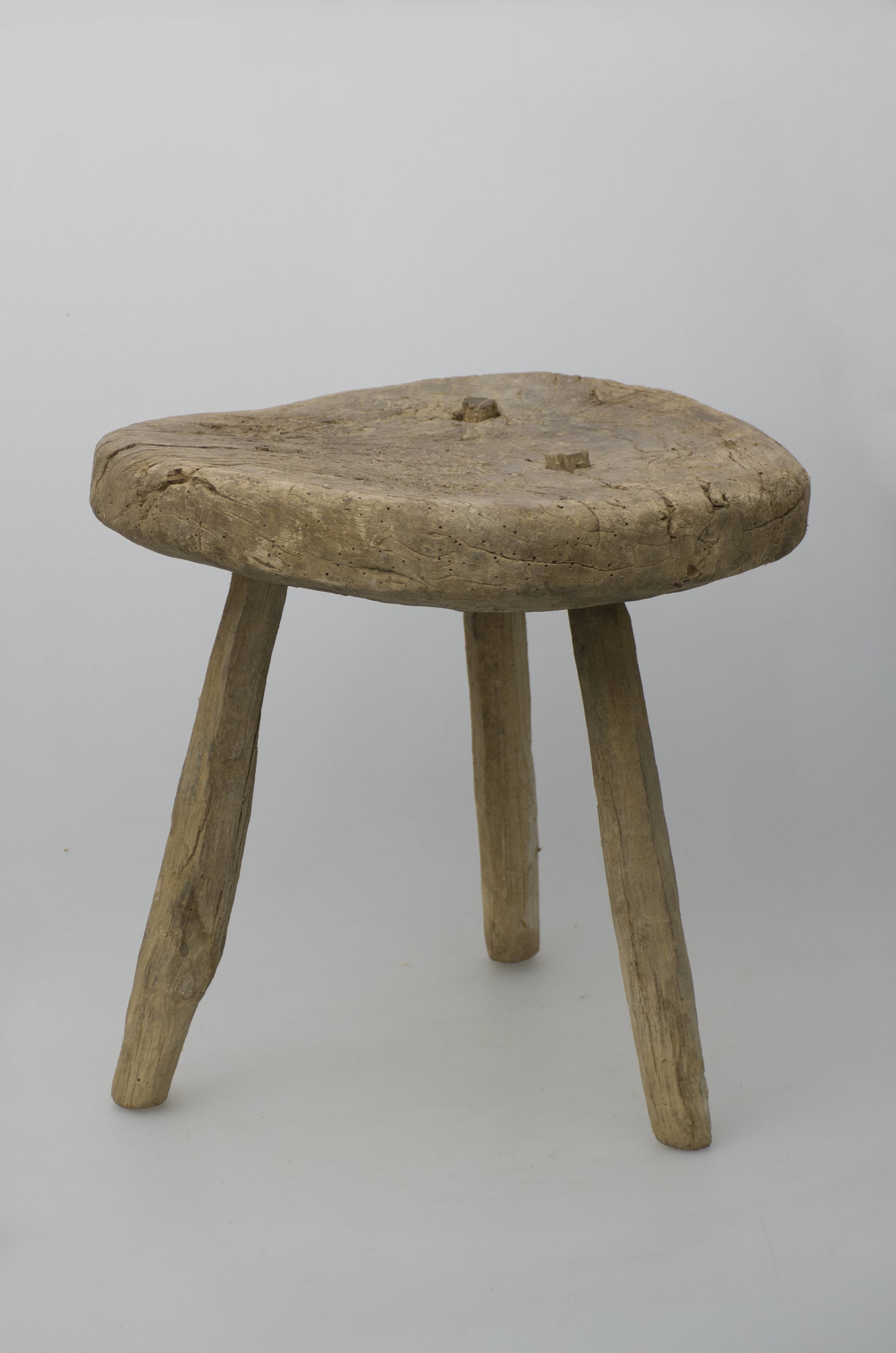 Piesă de mobilier de mici dimenisiuni, realizată din lemn de salcâm și prinsă în cuie metalice. Scăunelul este format din trei picioare evazate, peste care a fost fixat blatul din lemn, de formă aproximativ circulară. Blatul este ușor arcuit spre bază, în zona centrală. Scăunelul era folosit pentru mobilarea interiorelor, putând oricând ocupa un rol divers în gospodărie. Prezintă uzură funcțională. Cromatică: culoarea patinată a lemnului.