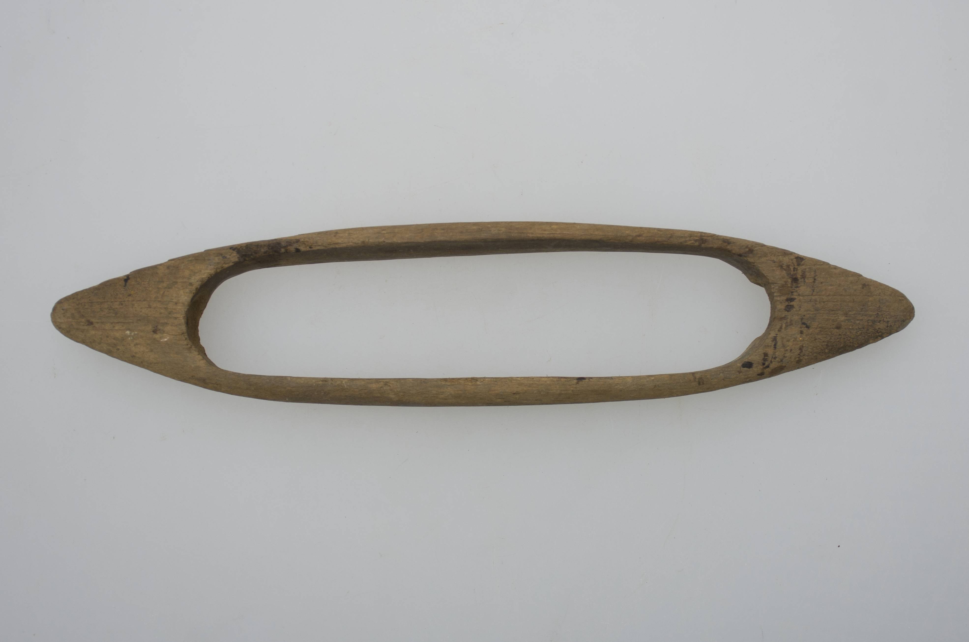 Suveica este formată dintr-o singură bucată de lemn, ovală, având capetele ascuțite. Partea din mijloc, scobită, formează două brațe arcuite. Cromatică: culoarea naturală a lemnului.