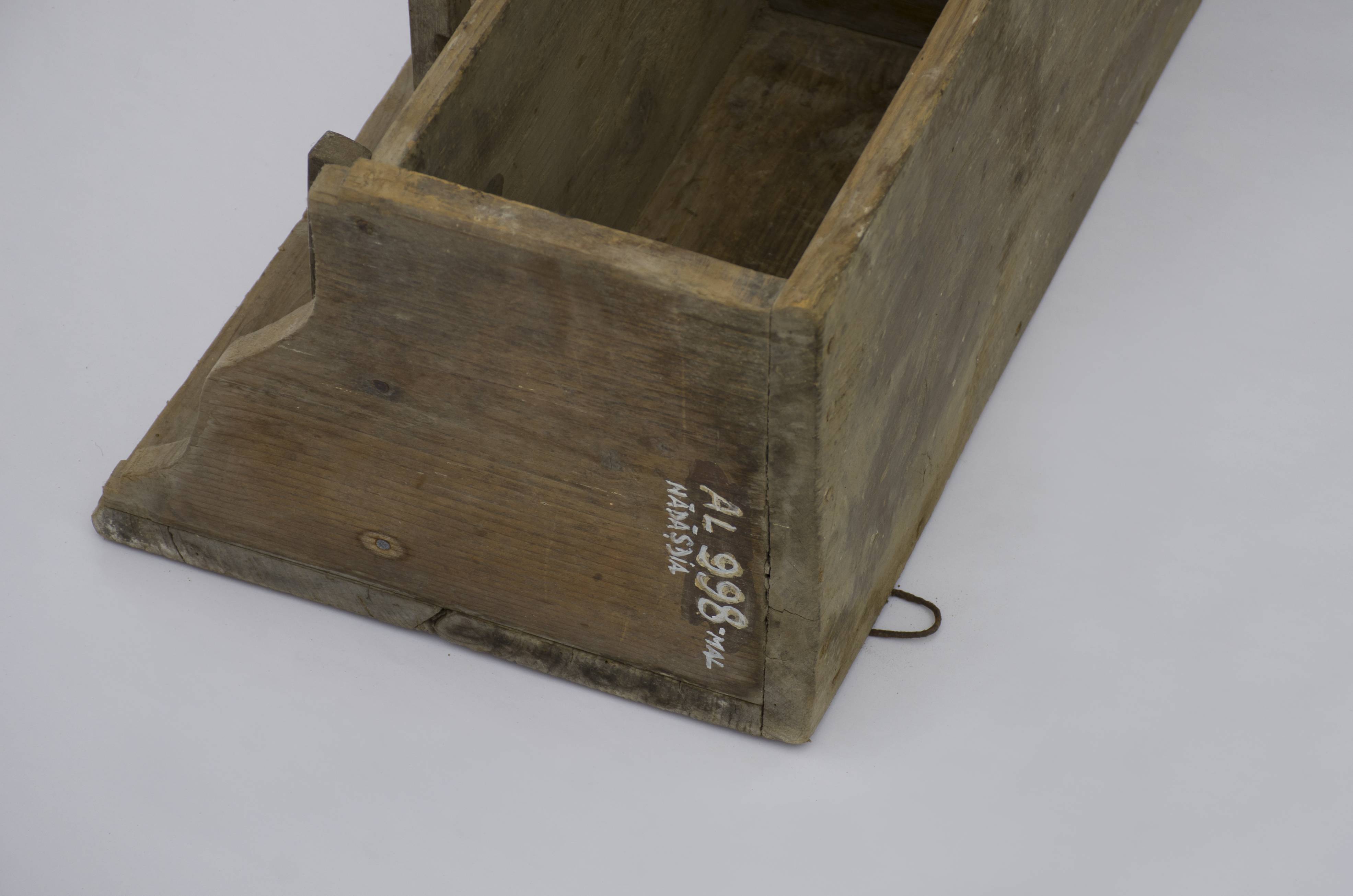 Piesa de mobilier are dimensiuni medii, fiind realizată din scânduri din lemn de brad și prinsă în cuie metalice. Cuierul de blide este format dintr-o poliță (partea superioară), fiind împărțit în două de o scândură verticală. Partea inferioară a scândurii principale (spatele rafturilor), prezintă șase cuie realizate din bucăți de scândură cioplite cu vârful marcat în sus, formând astfel un cuier. Cuierul era folosit pentru amenajarea interioarelor și poziționarea recipientelor ceramice și a textilelor. Obiectul prezintă uzură funcțională. Cromatică: culoarea patinată a lemnului.
