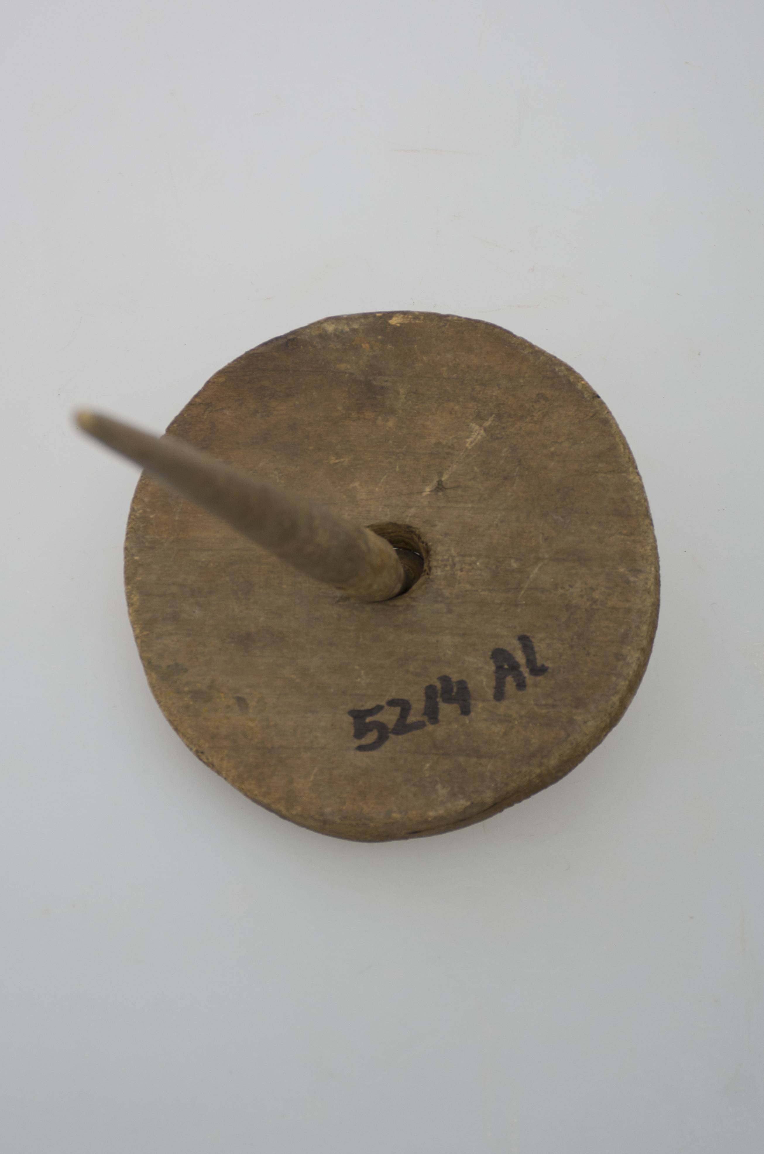 Obiectul de uz casnic este prevăzut cu un disc din lemn gros de 1,8 cm, cu o gaură la mijloc prin care se introduce fusul. Cromatică: culoarea naturală a lemnului.
