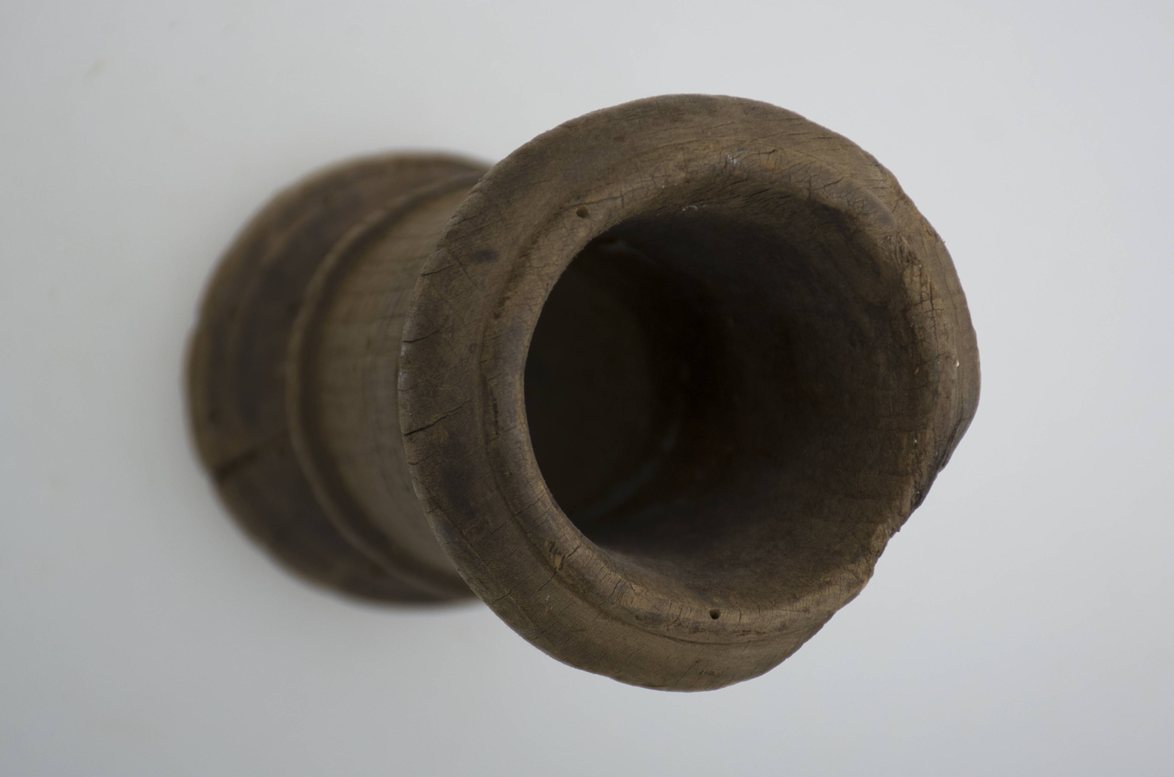Dispozitivul este destinat zdrobirii unor legume mici, precum usturoiul. Acesta este confecționat din lemn, monoxil. Partea superioară, utilă, se sprijină pe un picior, baza fiind circulară. Obiectul prezintă uzură funcțională. Cromatică: culoarea naturală a lemnului.