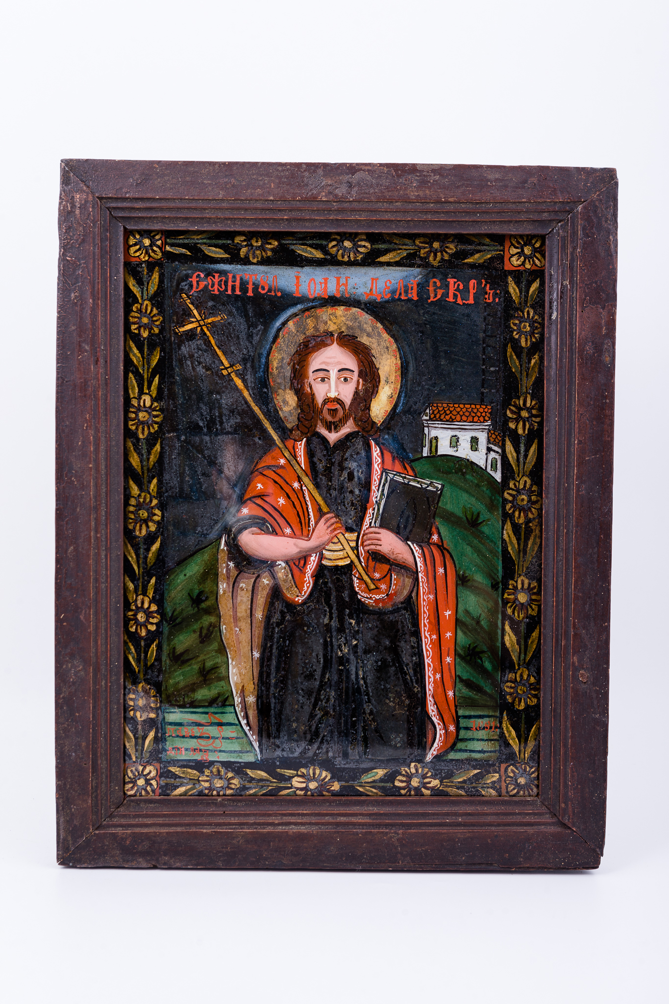 Icoana îl reprezintă pe Sfântul Ioan Scărarul, îmbrăcat în sacos negru și mantie-omofor roșu, cu interiorul crem-deschis, împodobit cu elemente decorative florale punctiforme albe. În mâna stângă are cartea „Scara dumnezeiescului urcuș", iar în mâna dreaptă ține o Cruce foarte mare, asemenea unei scări, propovăduind, astfel, că scara duhovnicească este luarea crucii și urmarea Lui Hristos. Se remarcă expresivitatea trăsăturilor chipului Sfântului Cuvios. În registrul inferior este un deal verde, cu elemente fitomorfe și vegetale. În registrul superior este cerul întunecat de noapte, cenușiu. În partea îndepărtată stângă a sfântului este o mănăstire mică, pictată cu alb și roșu. Întreaga icoană este încadrată de un chenar fitomorf, format dintr-o ghirlandă de flori galbene. Mănăstirea albă, cu acoperișul roșu, ghirlanda de flori galbene, dealul verde sunt de un impact vizual, estetic, artistic, teologic deosebit. Cromatica este armonioasă: roșu vermillon, verde de China, cenușiu-negru, galben, brun, ocru, alb, negru. Icoana este pictată de Pavel Zamfir Zugrav din Laz, Valea Sebeșului. Icoana are semnătura autorului, este datată 1881. Inscripția din româno-chirilică se traduce Sfântul Ioan Scărarul.