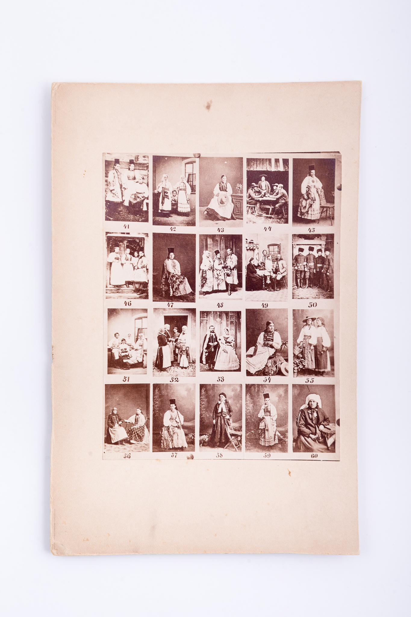 Piesa reprezintă un pozitiv după un clișeu pe sticlă folosit pentru a realiza douăzeci de fotografii format Carte de Visite. Această tehnică, de a realiza pe un singur clișeu mai multe imagini, a fost brevetată de către André Adolphe Eugéne Disdéri, în 27 noiembrie 1854. A fost folosită pentru a reduce costurile de producție pentru fotogarfiile format Carte de Visite. Imaginea este lipită pe un carton gros, de culoare crem. Imaginile sunt numerotate pe clișeul pe sticlă. Piesa este un pozitiv al aceluiași clișeu pe sticlă folosit pentru piesa cu număr de inventar 1342 GD, diferența este făcută de procesare, contrastul fiind mai mare în piesa 1341 GD. Pe verso număr de inventar MCPR 1341.