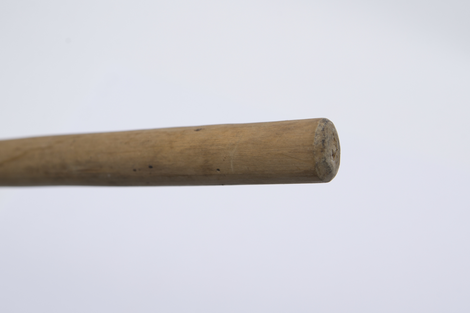 Obiect monoxil de uz casnic confecționat din lemn de fag. Piesa, de formă cilindrică, alungită, este cioplită pe toate fețele. Nedecorat. Cromatică: culoarea naturală a lemnului.
