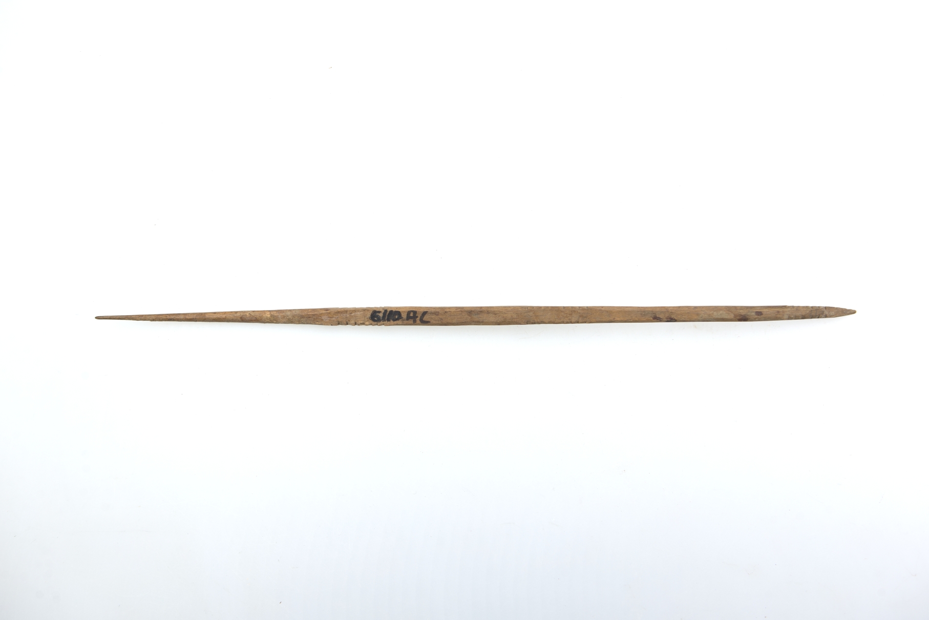 Fus de formă alungită ascuțit la cele două capete. Capătul inferior, cel superior și mijlocul fusului ornamentat cu "pene" (triunghiuri) pe cele patru muchii ale fusului. Cromatică: culoarea patinată a lemnului.