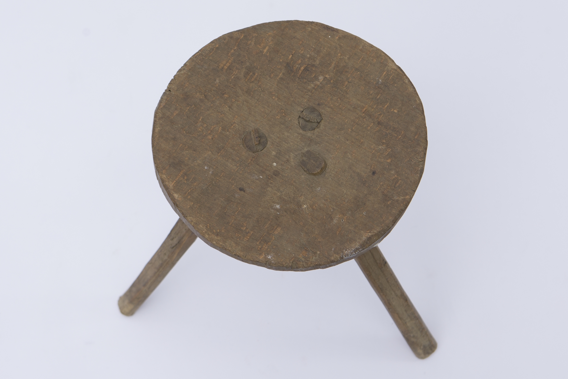 Mobilier de uz casnic de mici dimensiuni confecționat din lemn de fag. Prevăzut cu un șezut de formă circulară, în care sunt fixate trei picioare dispuse oblic, rectangulare în secțiune. Cromatică: culoarea naturală a lemnului.