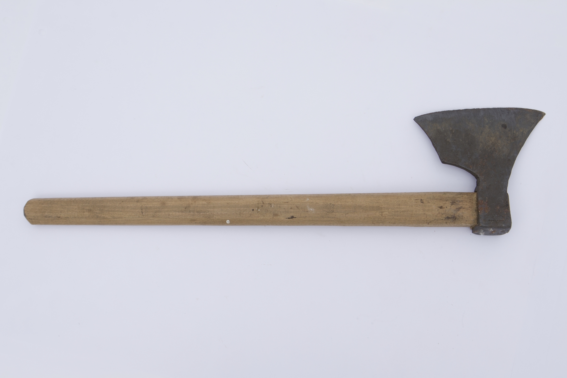 Unealtă pentru mâna dreaptă cu muchia ascuțită foarte largă (19 cm). Pe o parte a lamei, barda este ornamentată cu un motiv liniar și punctiform. Este prevăzută cu o coadă lungă de lemn. Cromatică: culoarea naturală a lemnului; culoarea metalului.
