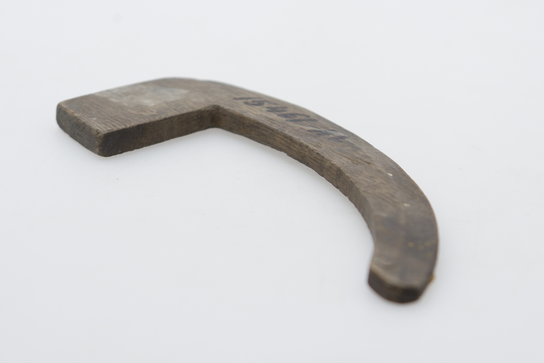 Piesă de lemn rectangulară în secțiune, compusă dintr-o latura lungă și una mai scurtă. Latura lungă prezintă o arcuire spre exterior, pentru a determina tiparul convex al doagei. Latura lungă prezintă o ușoară ascuțire spre exterior și dispune de un capăt rotunjit. Latura scurtă este foarte lată și dispune de un capăt oblic. Cromatică: negru.