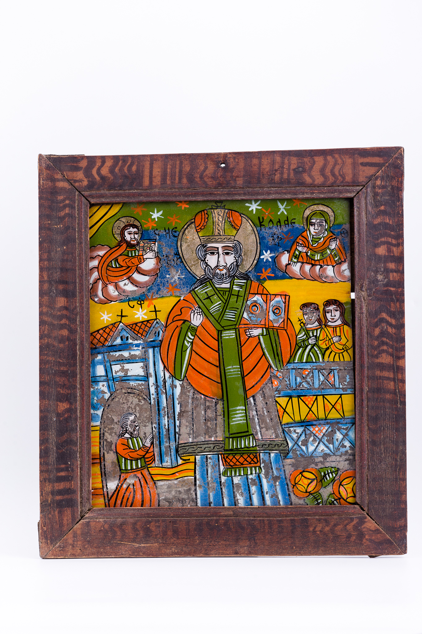 Sfântul Mare Ierarh Nicolae, făcător de minuni, este îmbrăcat în veșminte liturgice, de ierarh, sacos roșu-vermillon, bleu-ciel alb-dungat, brun, cu epitrahil-patrafir verde cu două cruci. Sfântul Nicolae are în mâna stângă Sfânta Evanghelie închisă și cu mâna dreaptă Binecuvântează. Este unul dintre cei mai populari și iubiți sfinți, ocrotitor al caselor, familiilor și copiilor. Are barbă sură, mithră arhierească și aureolă. Fondul este verde și galben-chihlimbar, cu mandorle de nouri rotunzi alb-crem-rozalii și ruje roșii. În dreapta Sfântului Nicolae este Mântuitorul Iisus Hristos Binecuvântând, iar în stânga este Maica Domnului ocrotind. În registrul inferior și central sunt două din cele trei fete, salvate și ocrotite de ierarh și tatăl lor mulțumind pentru minunea săvârșită, îngenuncheat fiind. Sunt prezente și elemente de arhitectură, care spațializează narațiunea teologică. Sfântul Nicolae este redat supradimensionat, având la picioare elemente decorative fitomorfe, florale, în special. Cromatica este armonioasă și vie: roșu vermillon, albastru ceruleum regal, bleu-ciel, verde mușchi de pădure, ivoriu, gri, galben-ocru, bej, negru, alb. Icoana este de Țara Oltului. Inscripția din româno-chirilică se traduce IC XC Iisus Hristos MP Maica Domnului Sfântul Nicolae.