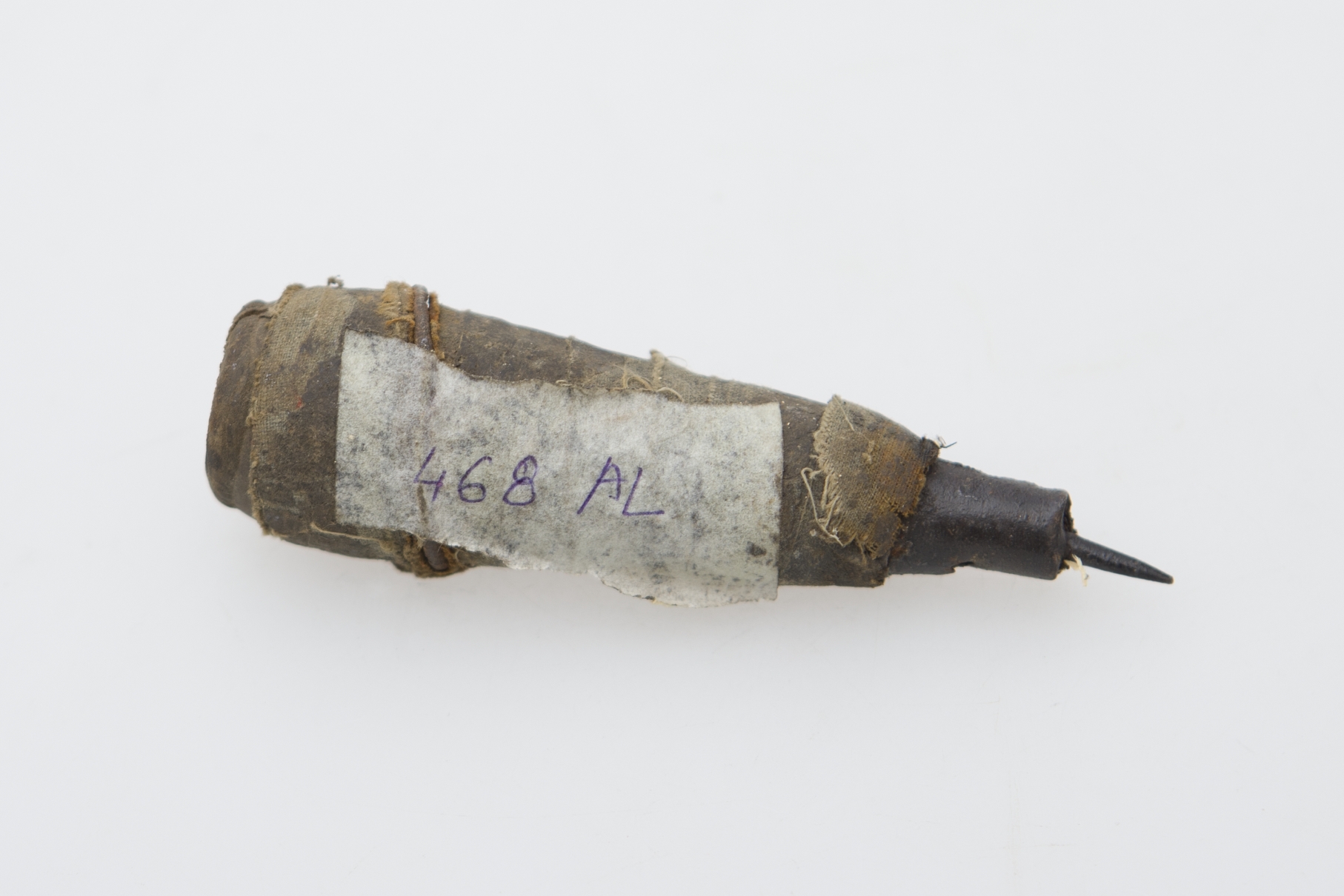 Obiectul a fost folosit de cojocari la brodarea diverselor articole vestimentare. Acesta este compus dintr-un vârf ascuțit din metal fixat printr-un inel lat din metal de un mâner de lemn, mult mai lat în partea superioară. În capul mânerului avea o gaură. Obiectul prezintă uzură funcțională. Cromatică: negru, maro.