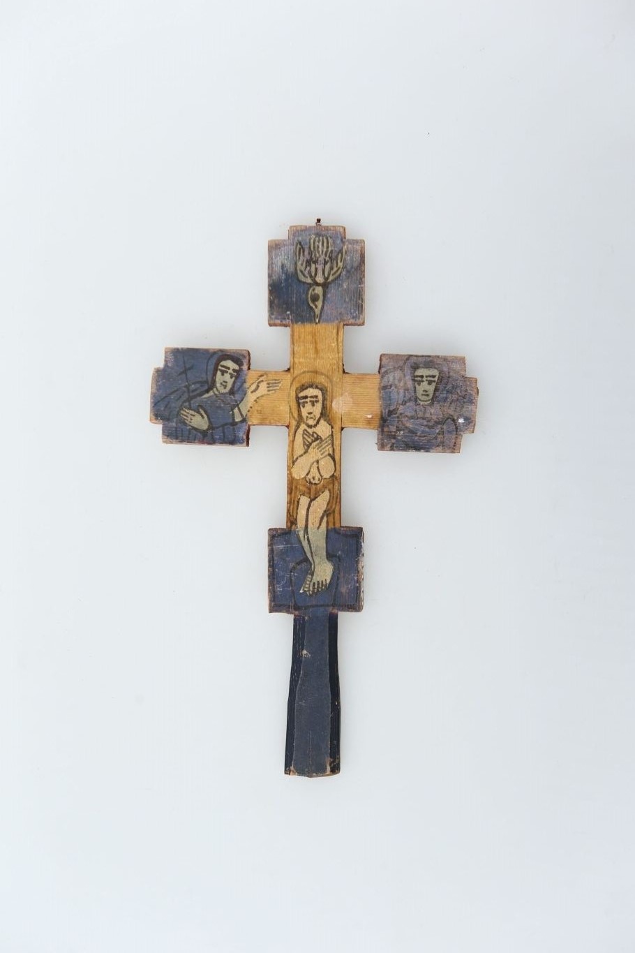 Obiect de cult cu două fețe, confecționat din lemn de brad. Pe o parte este pictat central Iisus răstignit, iar pe 2 extremități laterale 2 figuri (Maria, Sf. Ioan), sus INRI; pe partea cealaltă, central este pictat Iisus cu mâini încrucișate peste piept, iar lateral Sf. Ioan Botezătorul, Arhanghel. Sus Sf. Duh - în formă de porumbel. Baza crucii este trapezoidală. Cromatică: albastru, negru.
