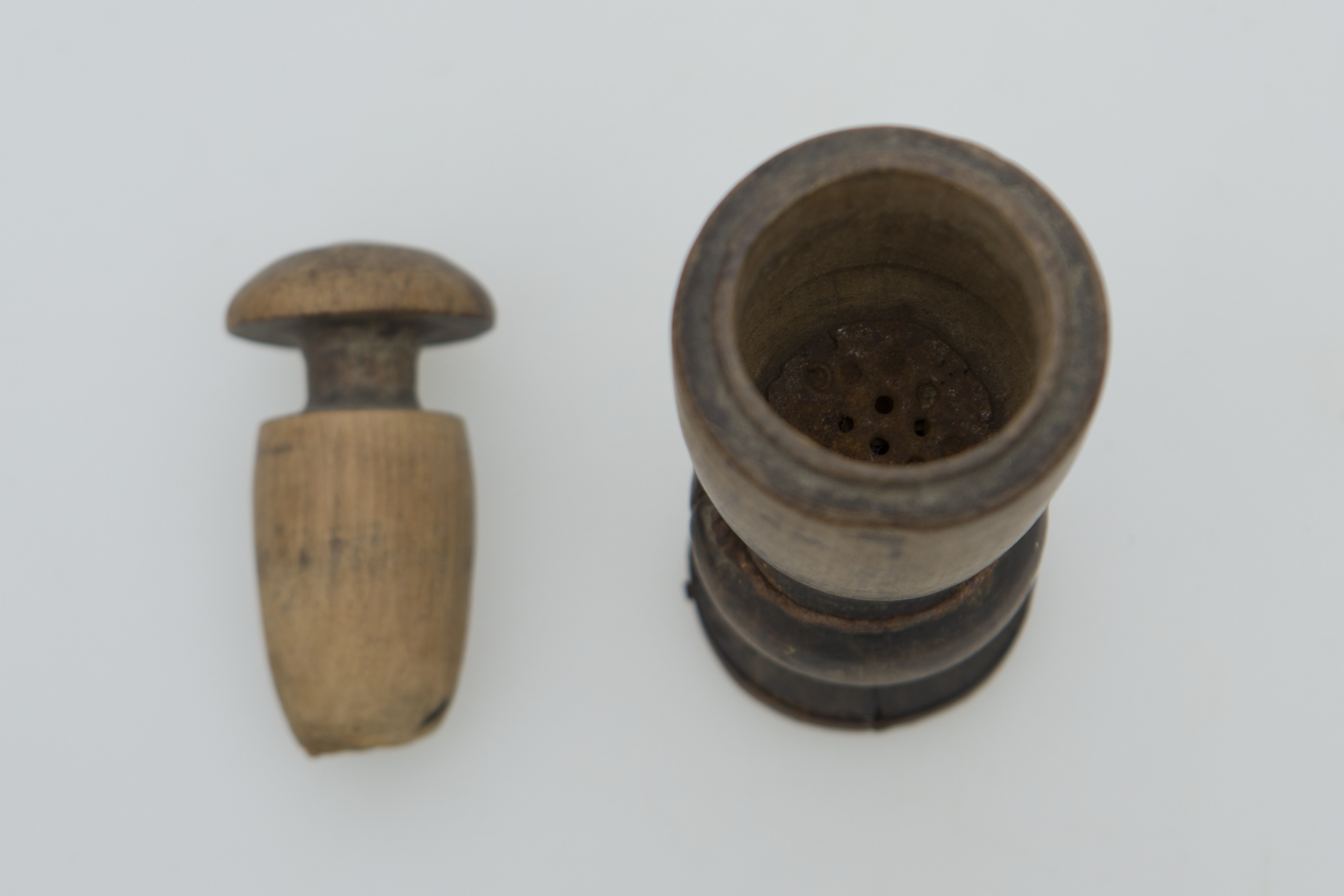 Obiect de mici dimensiuni, realizat din lemn si metal, având formă cindrică cu baza plată evazată, pereții pronunțați și gura ușor evazată. Pipernița este formată din două piese: pipernița propriu-zisă și pisălogul. La rândul lui, recipientul piperniței este format din două piese: piciorul, cu baza evazată și cu un căuc săpat în extremitatea superioră - în care se colecta piperul măcinat; și recipientul cilindric prevăzut în extremitatea inferioară cu o sită metalică, prin care se scurgea condimentul. Cele două părți se pot uni cu ajutorul filetului, realizat prin stunjire. Pipernița era folosită pentru pisarea condimentelor, în mod special a piperului. Prezintă uzură funcțională: o ușoară crăpătură la nivelul bazei evazate, care a fost strânsă în sârmă metalică. Cromatică: culoarea patinată a lemnului; culoarea patinată a metalului.