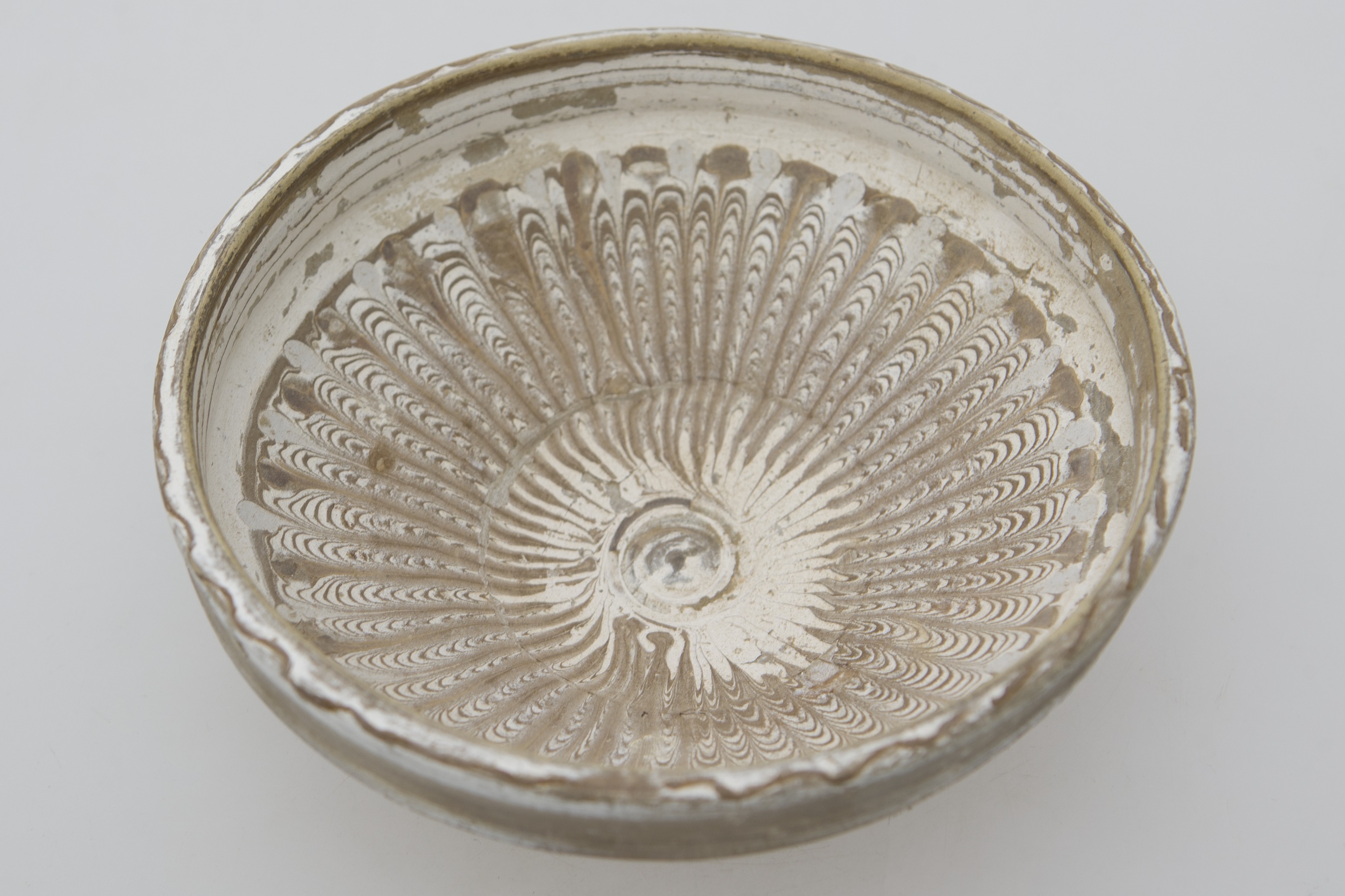 Vas de uz casnic, ceramic, nears, de formă tronconică, ușor adâncit și buza dreaptă. Nesmălțuit și angobat. Prezintă decorații realizate prin jirăvire cu gaița, pe toată suprafața. Buza vasului prezintă o linie ondulată, maro, pictată cu cornul. Cromatică: fond: alb; motive: negru; gri; maro.