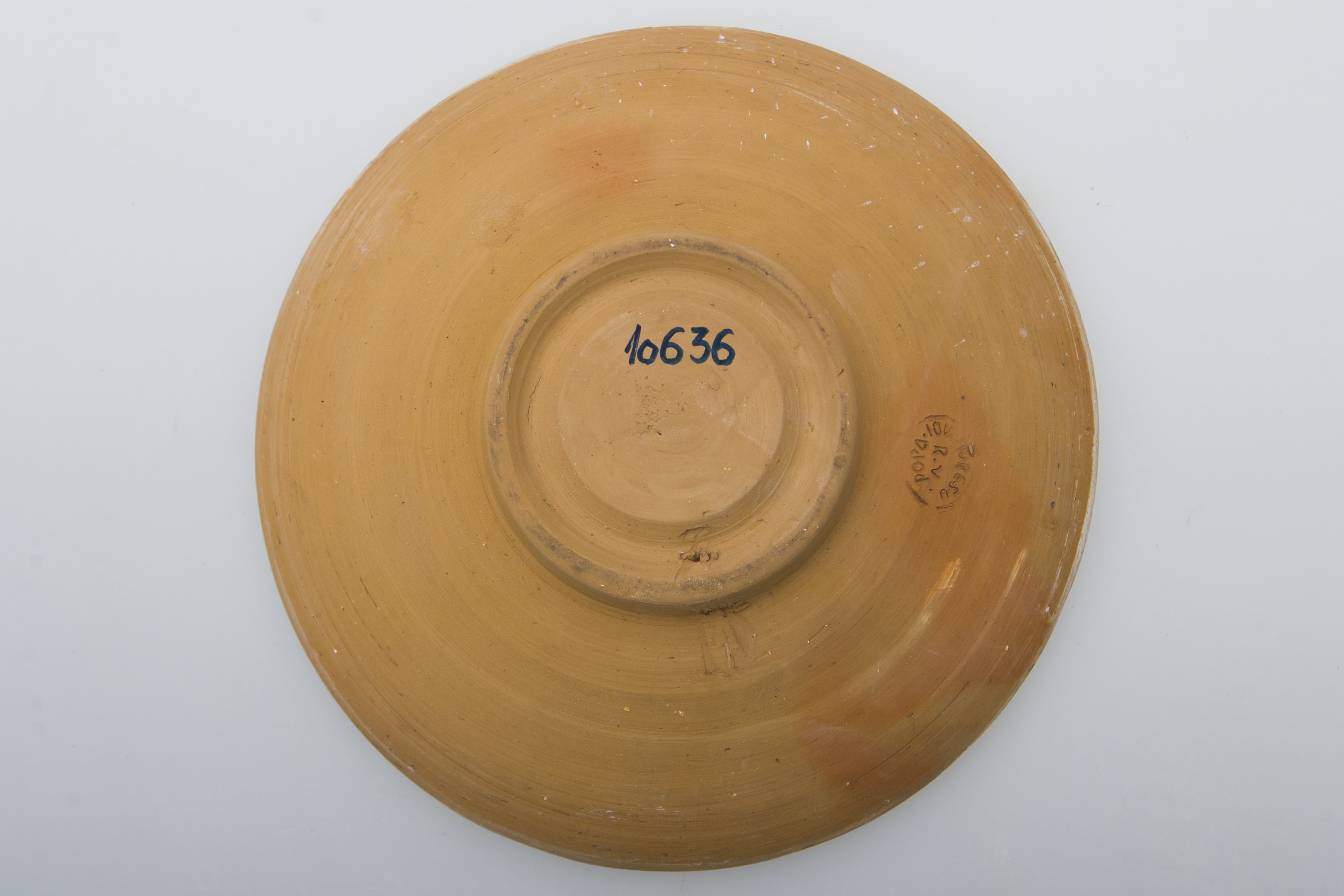 Vas de uz casnic, ceramic, de formă tronconică, ușor adâncit și buza rotunjită. Nesmălțuit și angobat. Prezintă decorații geometrice și florale pe întreaga suprafață interioară a vasului, realizate prin jirăvire cu gaița și prin pictare cu cornul. În centrul vasului este redată o spirală, separată de restul vasului cu o linie circulară, maro. Pe pereți, decorul continuă cu o stea cu multe colțuri, intercalată cu flori stilizate. Pe buză, la interior, farfuria este decorată cu benzi multiple, jirăvite. Cromatică: fond: alb; motive: negru; gri; maro deschis; maro închis.