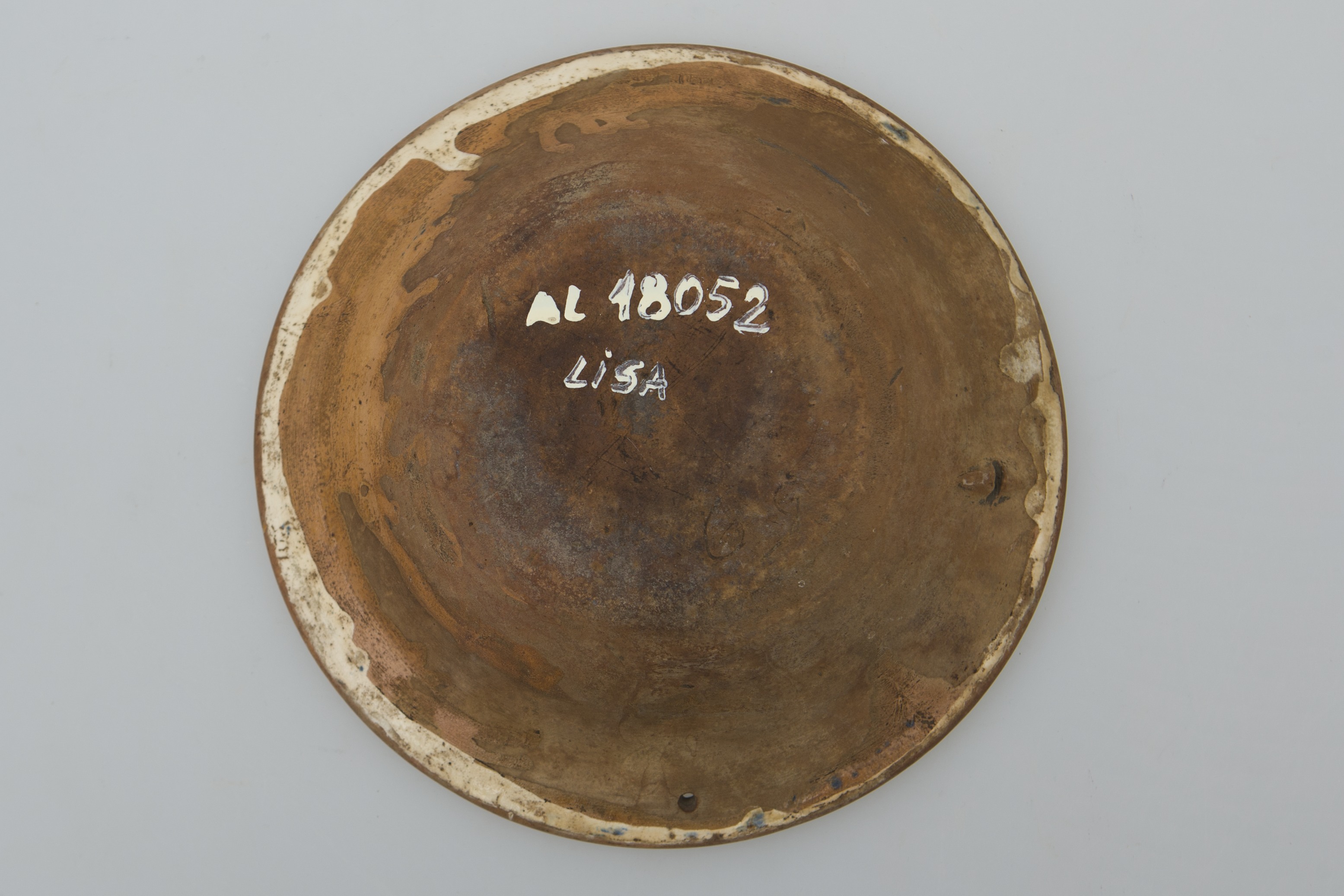 Vas ceramic, de formă rotundă și profil tronconic. Decorații realizate prin pictare ilustrând motive florale si geometrice stilizate pe fundul și pe marginea vasului sub formă de lnii grupate triunghiular în centru, și grupate crescător și întretăiate (simbolizând crenguța de brad) pe margini. Cromatică: fond: alb; motive: albastru; verde.