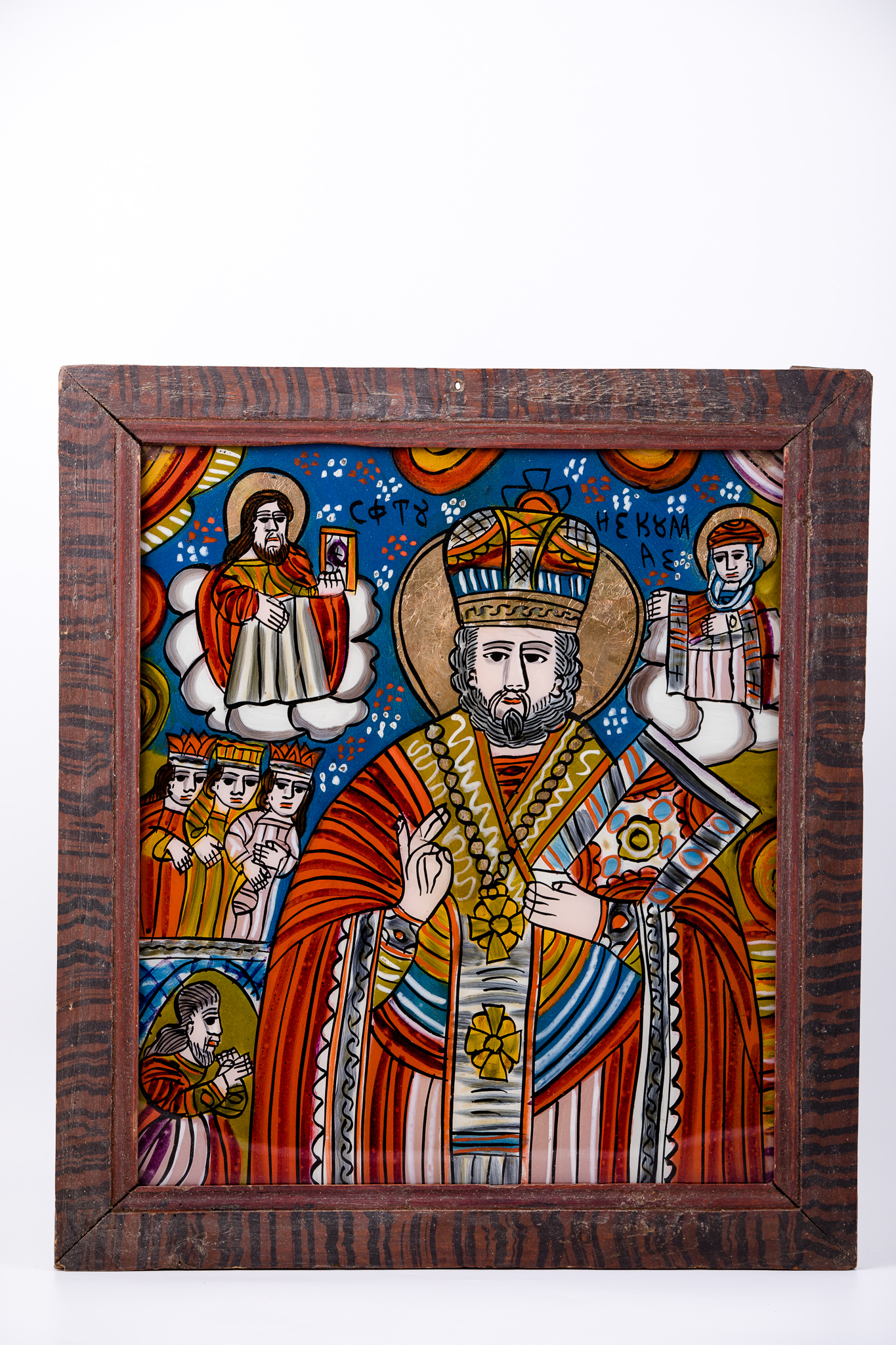 Sfântul Mare Ierarh Nicolae, făcător de minuni, îmbrăcat în veșminte liturgice, de ierarh, sacos roz-brun-albastru, felon roșu vermillon-stacojiu, cu interiorul galben-verde și epitrahil-patrafir gri-verde văratic, cu o cruce neagră brodată. Ține în mâna stângă Sfânta Evanghelie închisă, are la gât un engolpion și cu mâna dreaptă Binecuvântează. Este unul dintre cei mai populari și iubiți sfinți, ocrotitor al caselor, familiilor și copiilor. Are barbă sură-albă și mithră arhierească și aureolă. În registrul superior, sunt Dumnezeu-Tatăl Binecuvântând și Maica Domnului Ocrotind. În registrul de mijloc și inferior sunt cele trei fete ajutate, salvate de Sfântul Nicolae și tatăl fetelor mulțumind în genunchi pentru minunea săvârșită. Fondul este cerul albastru regal, ornamentat cu elemente florale stilizate - ruje roșii. Desenul este fin conturat. Cromatica este armonioasă: roșu vermillon, stacojiu, galben-chihlimbar, albastru regal și bleu-ciel, verde-văratic, spanac-avocado, brun, bej, crem, auriu, alb, negru. Inscripția în chirilică se traduce IC XC MP Iisus Hristos Maica Domnului Sfântul Nicolae. Icoana este de Țara Oltului.
