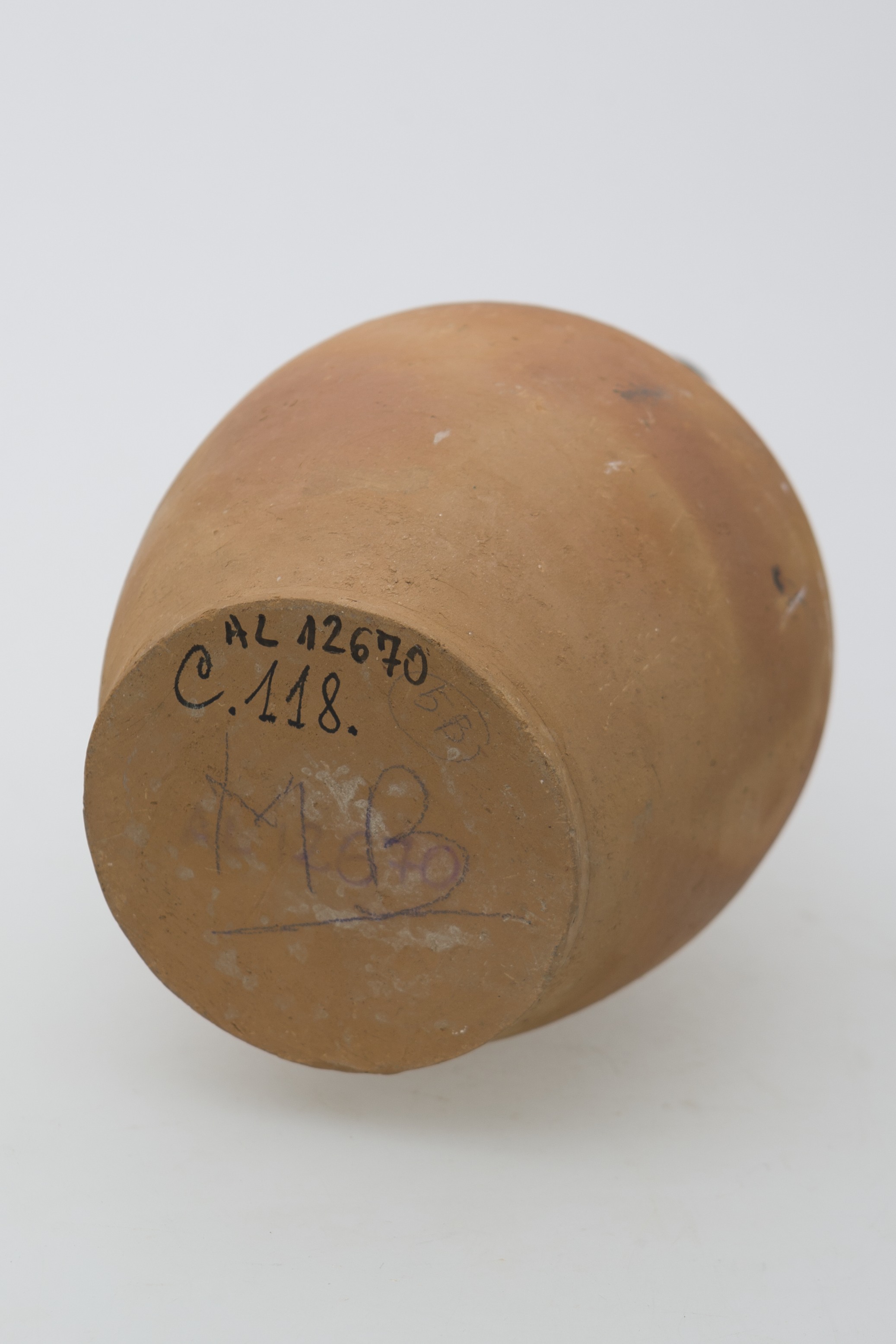 Recipientul ceramic are formă sferoidală, fiind bombat în partea mediană, cu gât canelat, strâmt și scurt, terminat cu o gură bilobată. Obiectul este ornamentat cu angobă și cu pensula fiind nesmălțuit. Acesta prezintă o toartă lată, puternic arcuită. Ornamentele sunt dispuse circular, în partea superioară, între umăr și gât, ilustrând lobi și benzi ondulate. Gâtul este conturat cu alb și gura cu smalț de culoare maro închis. Cromatică: fond: cărămiziu; motive: alb, maro închis.