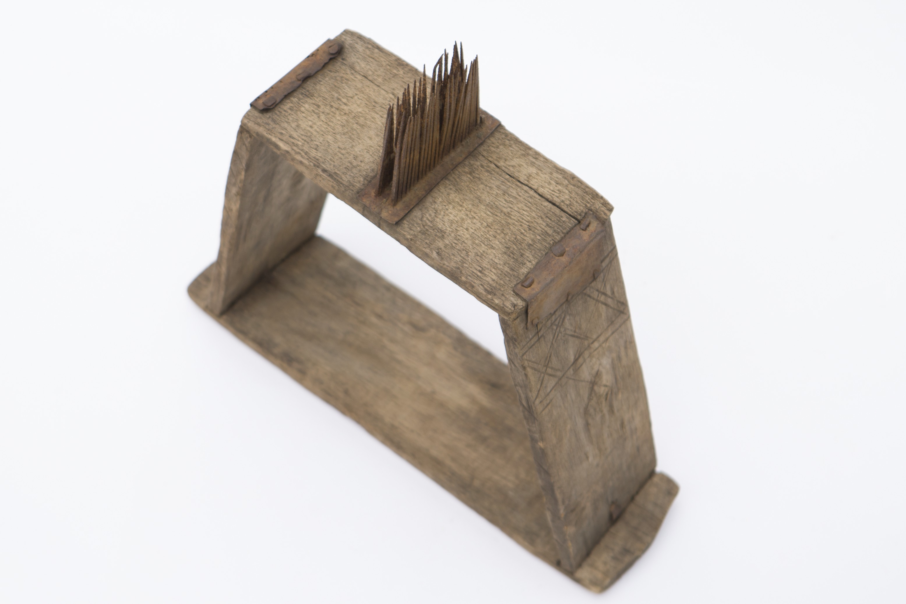 Daracul are formă trapezoidală fiind compus din patru pereți îmbinați cu adeziv la capete, acestea fiind întărite cu fâșii de tablă, fixate cu cuie metalice. Decorul este realizat din linii incizate dispuse orizontal și oblic. Obiectul prezintă uzură funcțională. Cromatică: culoarea patinată a lemnului, negru.