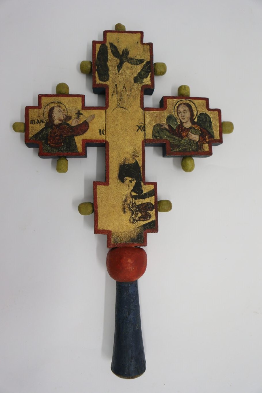 Obiect de cult confecționat din lemn de fag.Picturi deosebite pe cele două părți ale crucii. Pe o parte pe fond auriu este ilustrată scena răstignirii. Deasupra este pictat ochiul atotvăzător pe fond de nori, la baza acestuia aflându-se soarele și luna. Pe celelalte laturi ale crucii sunt reprezentate figurile Maicii Domnului (în stânga) și în dreapte un sfânt a cărui imagine nu este clară. Pe cealaltă parte a crucii, în partea de sus apare un porumbel, în partea stângă Sfântul Ioan, iar în partea dreaptă un arhanghel. Marginile crucii sunt pictate în albastru cu contur roșu. Prezintă 11 decorații tip buton.