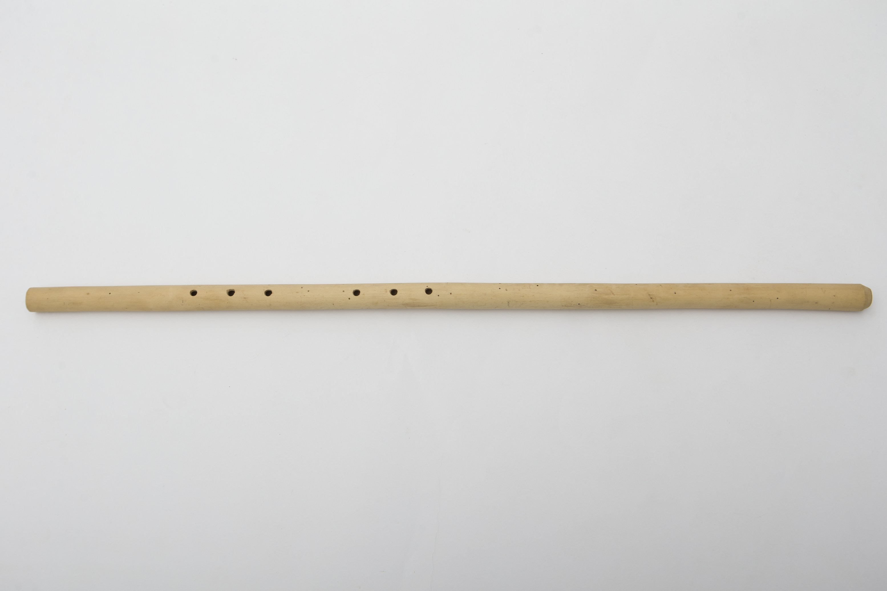 Instrument muzical aflat în fază de lucru, confecționat din lemn, de formă cilindrică. Prevăzut la capătul superior cu un dop ce are o tăietură transversală. În jumătatea inferioară prezintă șase orificii pentru suflat. Nedecorat. Cromatică: culoarea naturală a lemnului decojit.