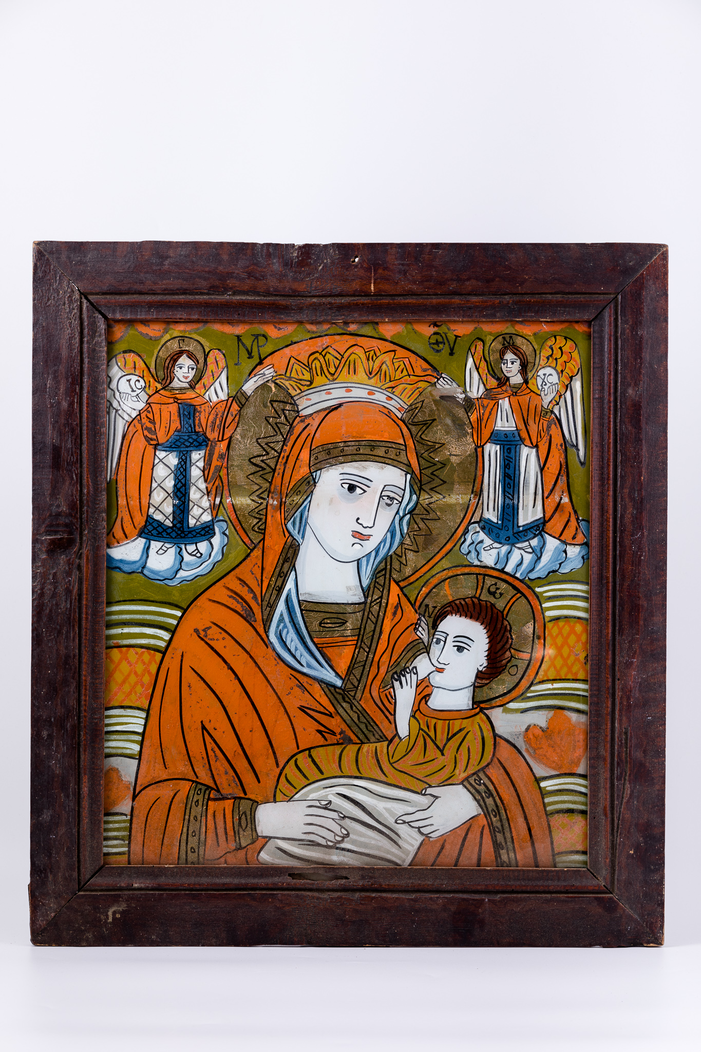 Maica Domnului ține în brațe Pruncul Iisus Hristos, pe care Îl alăptează, din sânul stâng, din dreptul inimii. Pruncul Iisus Hristos ține duios sânul cu ambele mânuțe. Maica Domnului este înveșmântată în mantie cu maforion roșu vermillon și sacos albastru dungat, asemenea unei ii cu gulerașul dantelat, poartă maforion, coroniță de împărăteasă și aureolă. Pruncul Iisus Hristos este înveșmântat în ocru-orange și gri-ivoriu, cu aureolă. În registrul superior, sunt Sfinții Arhangheli Mihail și Gavriil, ținând aureola Maicii Domnului cu mâinile. Sfinții Îngeri Arhangheli au picioarele pe mandorle de nouri alb-albaștri. Fondul icoanei este văzduhul de culoare verde văratic, împodobit cu elemente stilizat-florale, pete de roșu, ruje, în registrul superior. În registrul inferior, este un câmp luminos de verde-orange și galben-ocru. Cromatica este vie, senină și luminoasă: roșu vermillon, alb, albastru cobalt și bleu ciel, verde văratic, mușchi de pădure, verde brad, galben-ocru, alb, negru. Inscripția din româno-chirilică se traduce MP IC XC Maica Domnului Iisus Hristos. Este o icoană de Țara Oltului.