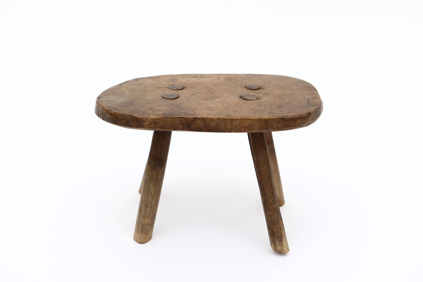 Piesă de mobilier de mici dimensiuni, cioplită cu barda, din lemn. Blatul este obținut prin cioplire, de formă ovoidală, în care sunt fixate patru picioare dispuse oblic, circulare în secțiune. Picioarle sunt fixate în 4 orificii circulare, obținute prin găurirea cu sfredelul. Realizat în atelier rural. Cromatică: culoarea naturală a lemnului.