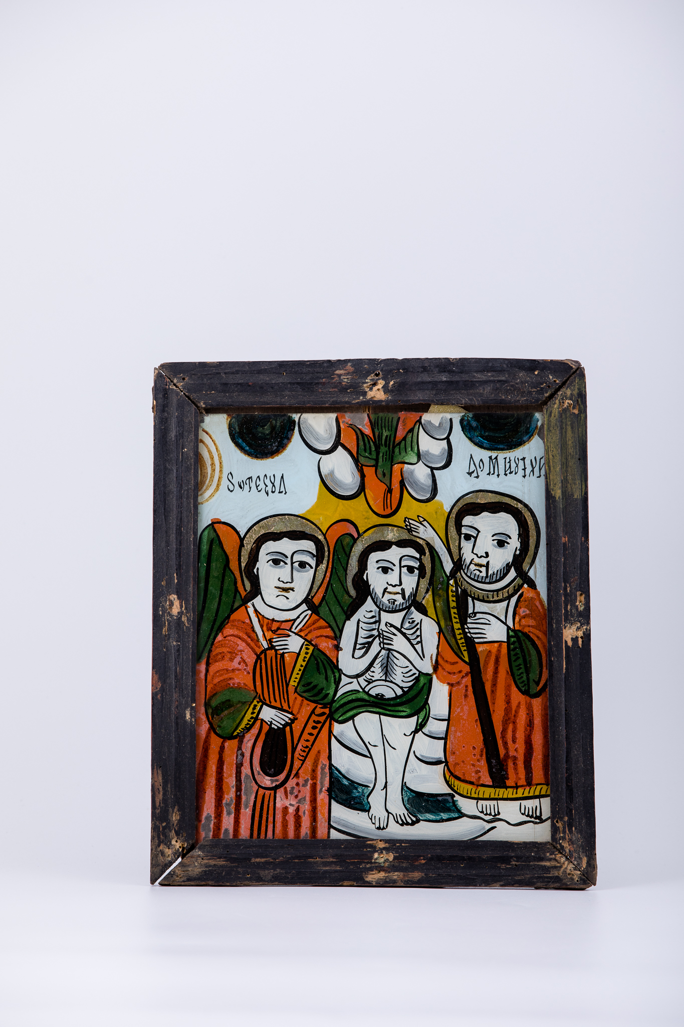 Icoana cu tematica iconografică Botezul Domnului Iisus Hristos este realizată pe trei registre: în registrul central, Domnul Iisus Hristos primește Botezul, în râul Iordanului, din partea Sfântului Mare Prooroc și Înaintemergător Ioan Botezătorul, care se află în stânga Mântuitorului. Mântuitorul este înfășurat cu o pânză de culoare verde-forest împrejurul șoldurilor și a coapselor, și are mâinile împreunate pe piept, în semn de supunere, ascultare, smerenie, de bună-voie venind la Botez. În dreapta Lui, este un înger evlavios, care Îl așteaptă pe mal, cu un ștergar roșu vermillon-cărămiziu - gata să înveșmânteze Trupul Domnului. Sfântul Ioan Botezătorul este îmbrăcat cu un himation roșu-cărămiziu. Cerurile sunt deschise și din mijlocul unei mandorle de nouri albi-gri, dintr-un soare rotund roșu izvorăște un mănunchi de raze de lumină, pe care se pogoară porumbelul, simbolul Sfântului Duh, pe creștetul Mântuitorului. Fondul icoanei este cerul albastru bleuciel senin, în registrul superior, galben în centrul icoanei și albastru cobalt, fâșii din Iordanul din registrul inferior. Compoziția iconografică este încadrată de un chenar decorativ geometrizant format din semicercuri albastru ultramarin și bej-ocru. Cromatica este armonioasă: roșu vermillon, galben-chihlimbar, verde-forest, albastru ceruleum și ultramarin bleumarin, brun, crem, bej, acajou, alb, negru. Inscripția din româno-chirilică se traduce Botezul Domnului. Icoana este din Nordul Transilvaniei, Nicula.