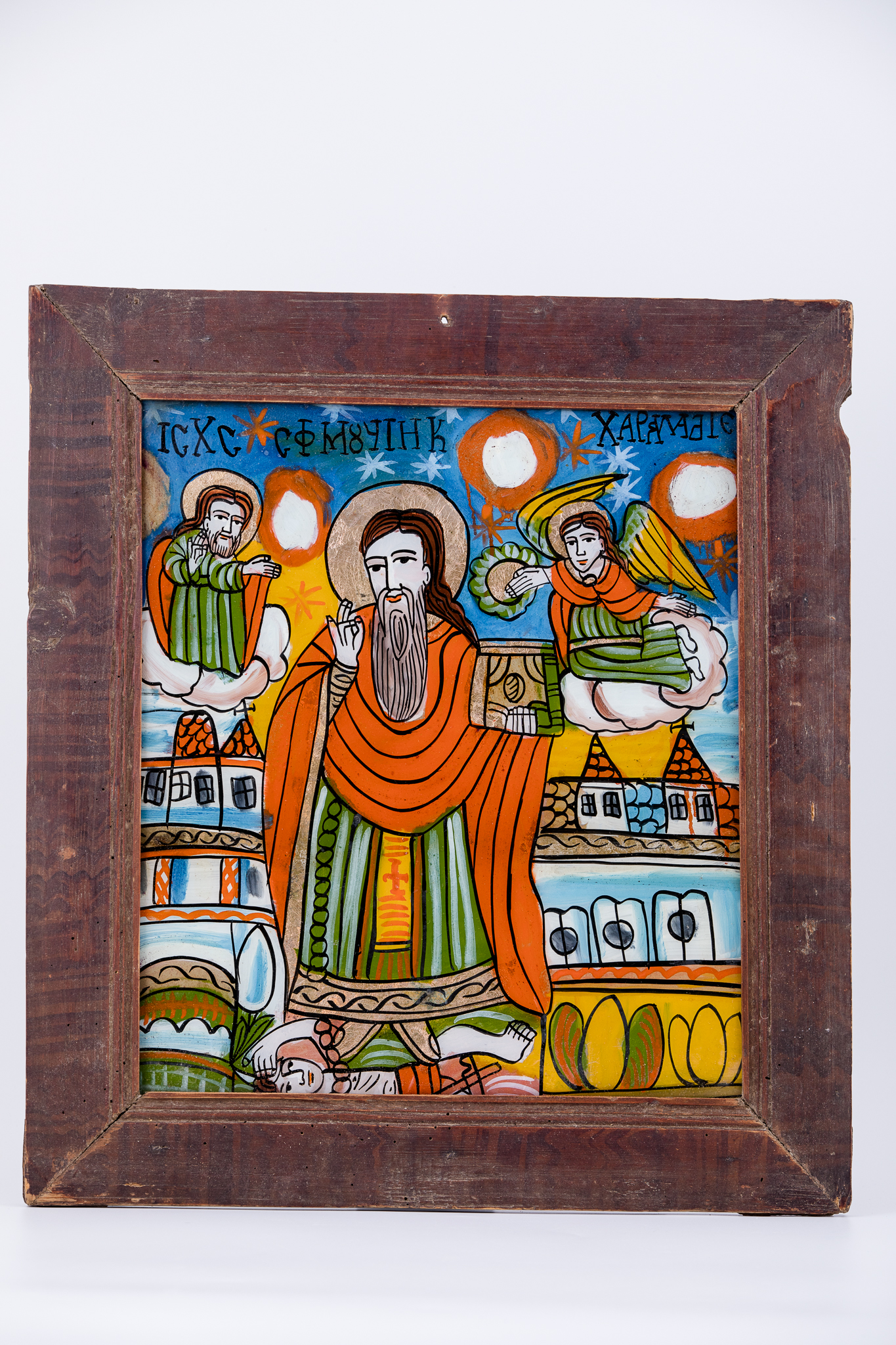 Sfântul Mare Mucenic Haralambie, făcător-de-minuni, este cel mai bătrân mucenic din cei prăznuiți de creștini. Este cunoscut ca și făcător-de-minuni, vindecător de boli și ocrotitor al caselor familiilor creștine. Central este pictat Sfântul, îmbrăcat cu veșminte liturgice, arhierești, cu sacos verde-văratic, felon roșu vermillon și epitrahil galben, cu o cruce mică orange, cu aureolă. Fiind foarte bătrân, are barbă albă, lungă sură și părul șaten-castaniu lăsat pe umeri. În mâna stângă are Sfânta Evanghelie închisă și cu mâna dreaptă Binecuvântează, și ține în lanț ciuma, reprezentată antropomorfic. Ciuma, simbolizând boala incurabilă și moartea, are secera în mână și coarne de diavol, fiind, totodată și păcatul, patima, aducătoare de moartea duhovnicească. În registrul superior, în dreapta este Dumnezeu-Tatăl Binecuvântând, de pe o mandorlă de nouri albi-crem și în stânga sfântului ierarh, este un înger îngenuncheat pe un nor, cu aripile galbene, care așează cununa de mucenicie pe capul Sfântului Haralambie. În registrul inferior, este o alternanță de câmpuri galbene-verzi cu elemente florale de câmp, iar în registrul mediu sunt elemente de arhitectură. Fondul icoanei este cerul albastru regal cu steluțe albe-roșii, astfel creându-se o simetrie compozițională. Cromatica este armonioasă: albastru regal, cobalt, roșu vermillon, galben chihlimbar, verde văratic, brun, bej, crem, alb, negru se întrepătrunde estetic cu detaliile minuțioase ale desenului. Inscripția din româno-chirilică se traduce IC XC Iisus Hristos Sf Mucenic Haralambie. Icoana este din Țara Oltului, Șcheii Brașovului.