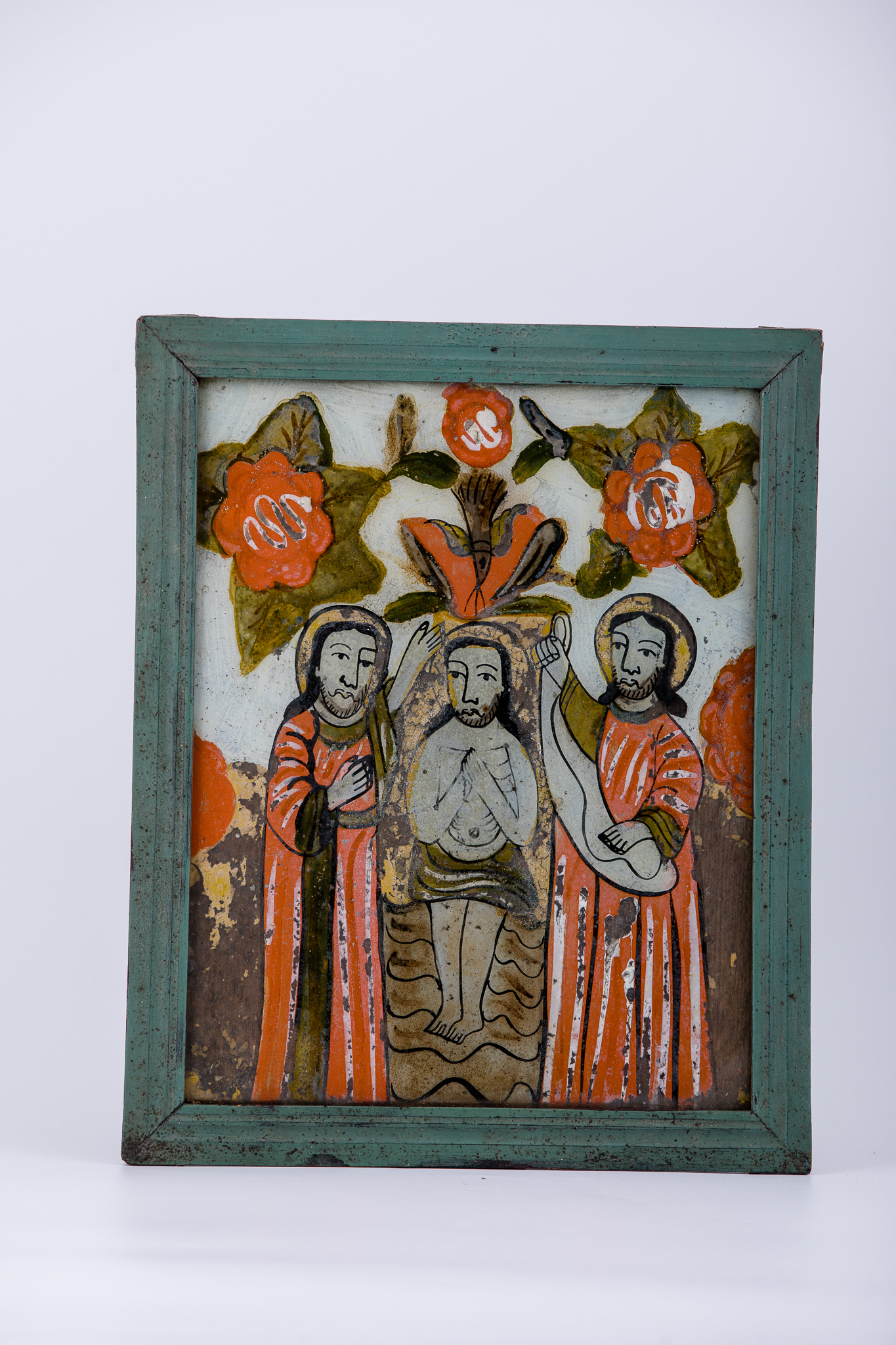 Icoana cu tematica iconografică Botezul Domnului Iisus Hristos este realizată pe trei registre: în registrul central, Domnul Iisus Hristos primește Botezul, în râul Iordanului, din partea Sfântului Mare Prooroc și Înaintemergător Ioan Botezătorul, care se află în dreapta Mântuitorului. Mântuitorul este înfășurat cu o pânză de culoare verde-olive-kaki împrejurul șoldurilor și a coapselor, și are mâinile împreunate pe piept, în semn de supunere, ascultare, smerenie, de bună-voie venind la Botez. În stânga Lui, este un înger evlavios, îmbrăcat într-o cămașă roșie vermillon, cu mânecile galbene de lumină, care Îl așteaptă pe mal, cu un ștergar alb gata să înveșmânteze Trupul Domnului. Sfântul Ioan Botezătorul este îmbrăcat cu o mantie roșie vermillon și un himation verde-olive-kaki sau o haină din păr de cămilă Cerurile alburii-senine sunt deschise și din mijlocul unei mandorle, dintr-un soare roșu-orange, izvorăște un mănunchi de raze de lumină, pe care se pogoară porumbelul, simbolul Sfântului Duh, pe creștetul Mântuitorului. Cromatica este armonioasă: roșu vermillon, verde-kaki, olive, alburiu, brun, ocru, alb, negru. De menționat este frumusețea desenului în trasarea Iordanului, brun-bronziu, cu valuri desenate fin cu negru, asemenea unei scrieri. Iordanul se ridică, unindu-se cu mănunchiul de raze luminoase, pe care se pogoară Sfântul Duh, prin zborul porumbelului. Apa este asemenea unui hrisov desfășurat de lumină, cu scrierea neagră de valuri. Întreaga comoziție iconografică este încadrată de un chenar decorativ fitomorf, format dintr-o ghirlandă de trandafiri-bujori roșii, ruje mari, în care este înscris motivul zăluței albe - linia albă șerpuitoare, motiv specific centrului de la Nicula. Icoana este din Nicula.