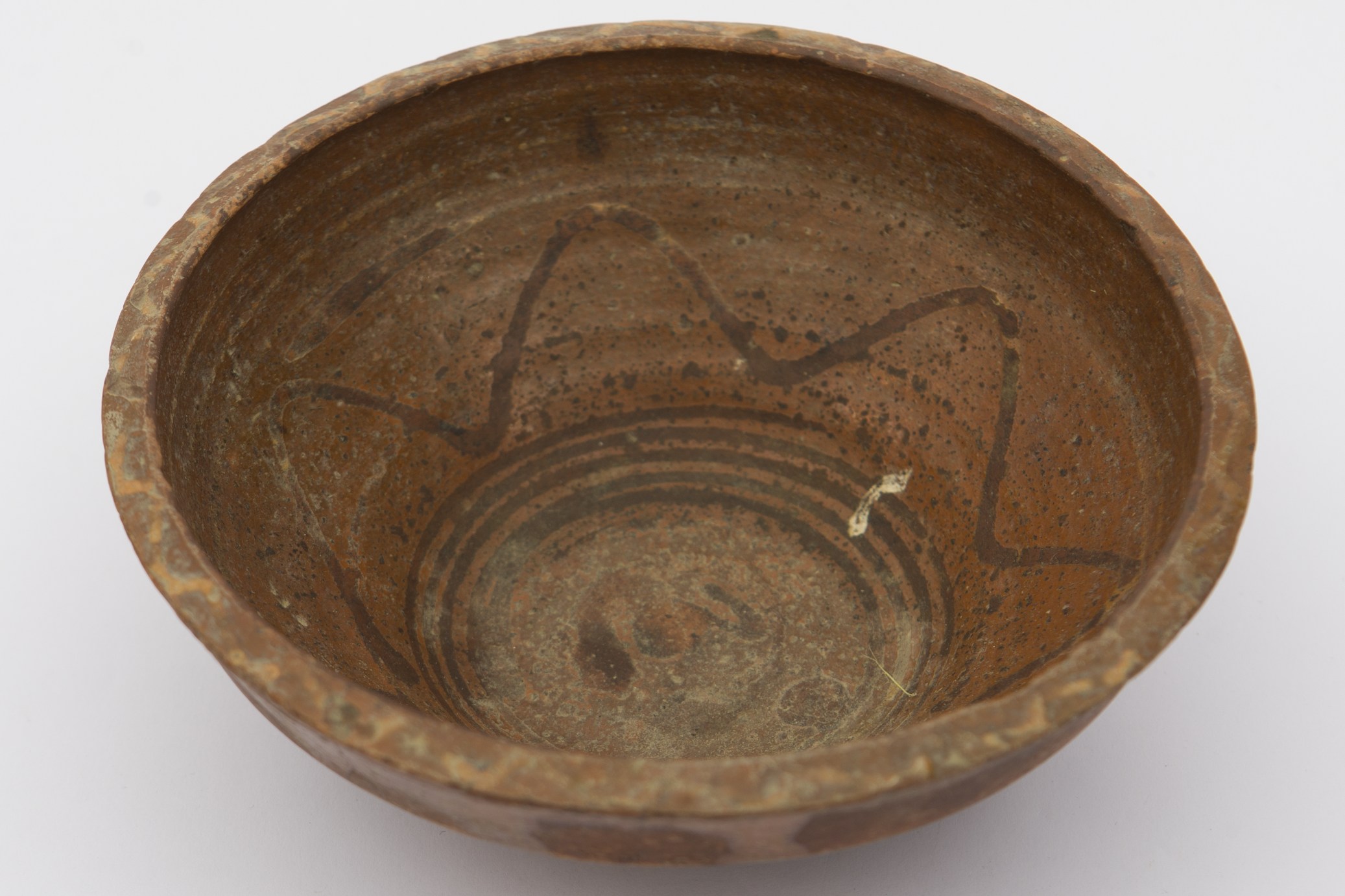 Recipient ceramic nesmălțuit de mici dimensiuni, având formă tronconică, cu baza plată, pereții înalți și buza evazată. Strachina a fost decorată la interior cu motive geometrizante și astrale: linii patru circulare drepte, dispuse pe fundul vasului și o stea cu șapte colțuri, pictată pe pereți. Strachina era folosită în gospodărie pentru servirea hranei. Prezintă uzură funcțională. Cromatică: fond cărămiziu; motive: maro închis.