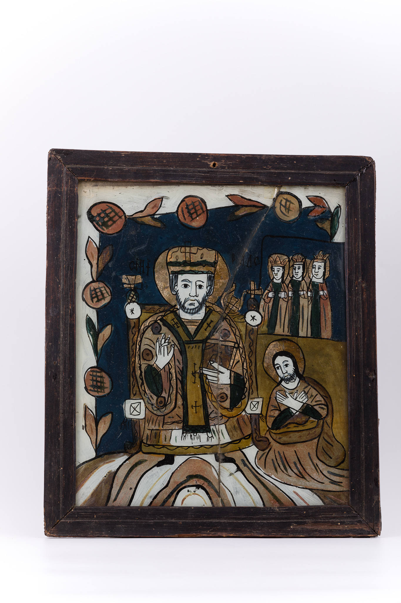 Sfântul Mare Ierarh Nicolae, făcător de minuni, îmbrăcat în veșminte liturgice, de ierarh, sacos brun-stacojiu și epitrahil-patrafir ocru-muștar, cu patru cruci negre brodate. Ține în mâna stângă Sfânta Evanghelie închisă și cu mâna dreaptă Binecuvântează. Este unul dintre cei mai populari și iubiți sfinți, ocrotitor al caselor, familiilor și copiilor. Are barbă sură și mithră arhierească bej-brună și aureolă. În stânga Sfântului Nicolae este îngenuncheat tatăl fetelor, mulțumind pentru minunea binefăcătoare săvârșită. În registrul superior, sunt cele trei fete, salvate de Sfântul Nicolae făcător de minuni. Fondul icoanei este cerul albastru ultramarin bleu-marin întunecat, în registrul superior și bej-alb și ocru, în registrul inferior, încadrat de un chenar decorativ fitomorf, format dintr-o ghirlandă de 5 ruje brune-stacojii stilizate, cu motivul zăbrelelor și a gratiilor, cu frunze verzi-albastre. Întreaga tematică iconografică este încadrată de un chenar decorativ geometrizant alb. Cromatica este armonioasă: brun-stacojiu, albastru ultramarin bleu-marin, crem, bej, crem, bronziu, alb zinc, negru. Icoana este din Nordul Transilvaniei, Nicula.
